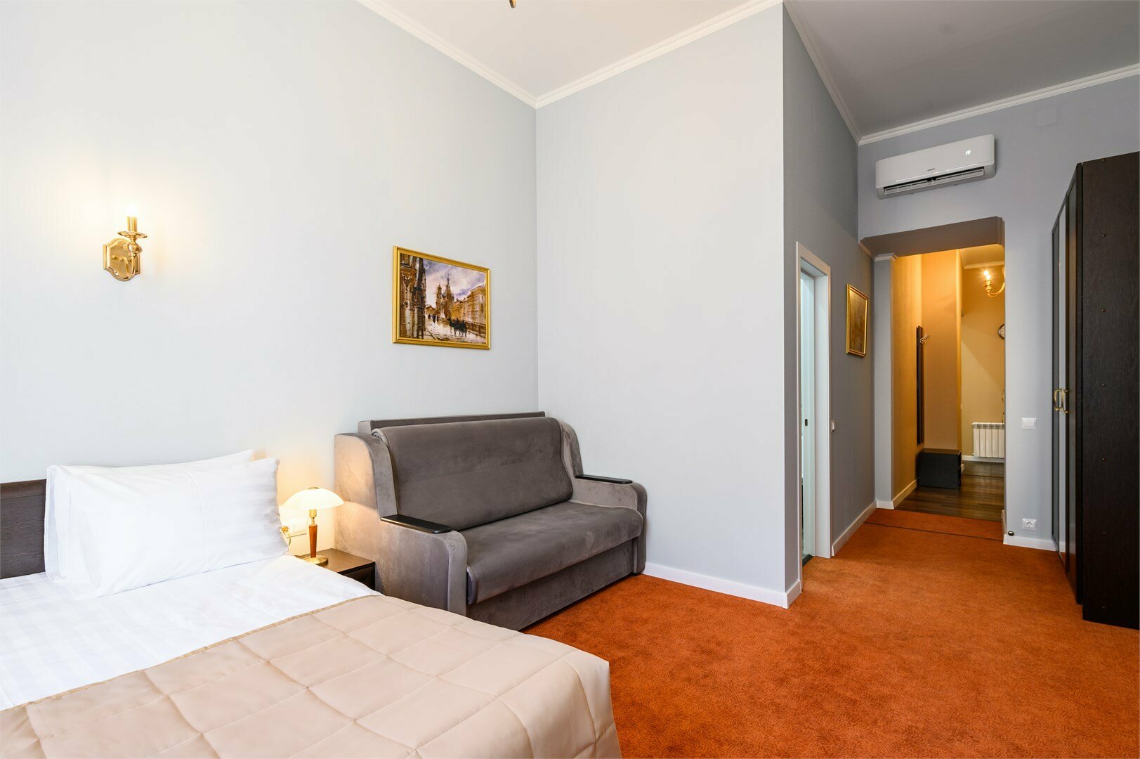 Новые апартаменты с панорамным видом для 4 чел-к у Исаакиевского собора (кровать 180см и диван, потолки 3.80, кондиционер)