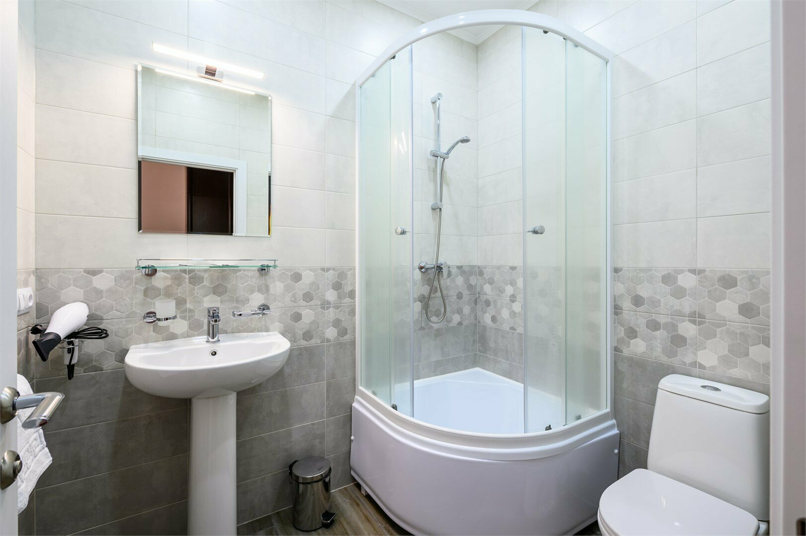 Новые апартаменты с панорамным видом для 4 чел-к у Исаакиевского собора (кровать 180см и диван, потолки 3.80, кондиционер)