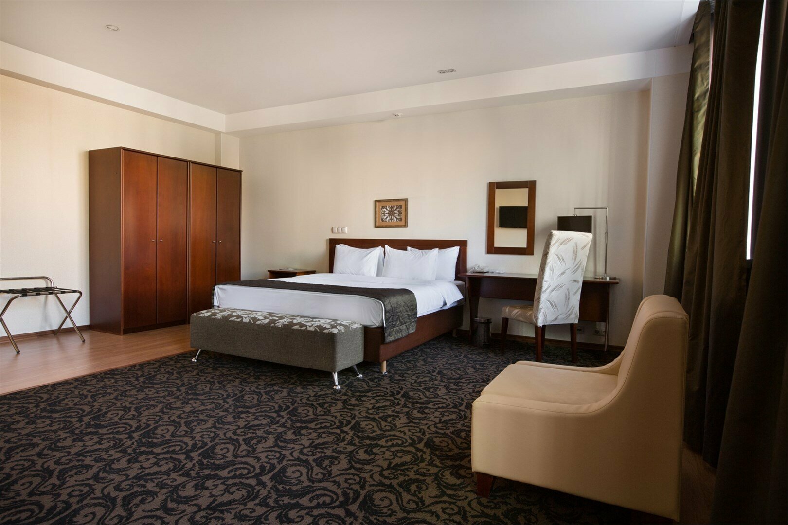 Люкс  с большой кроватью king size