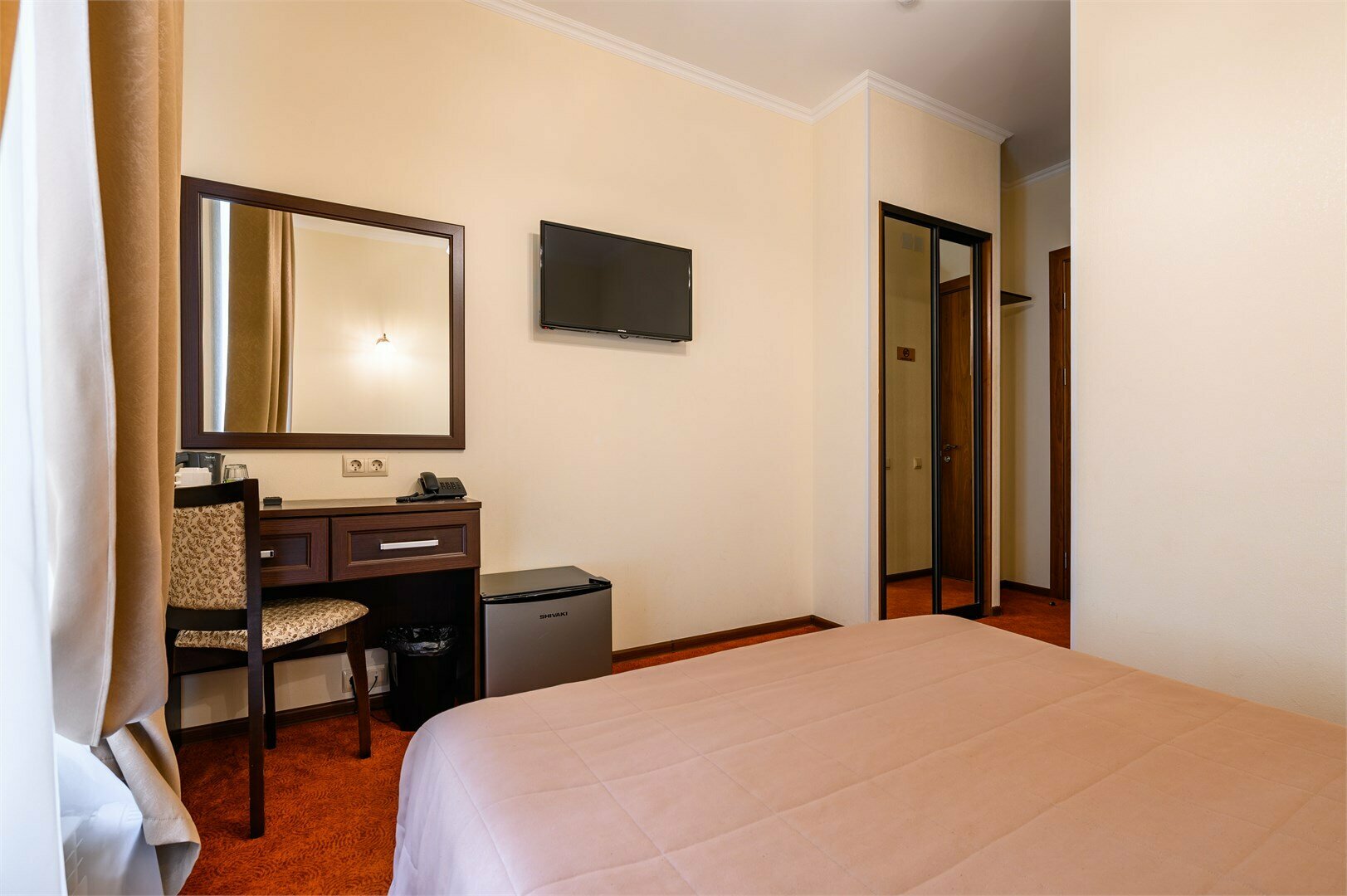 Стандартный номер с 1 кроватью вид на город или во внутренний двор