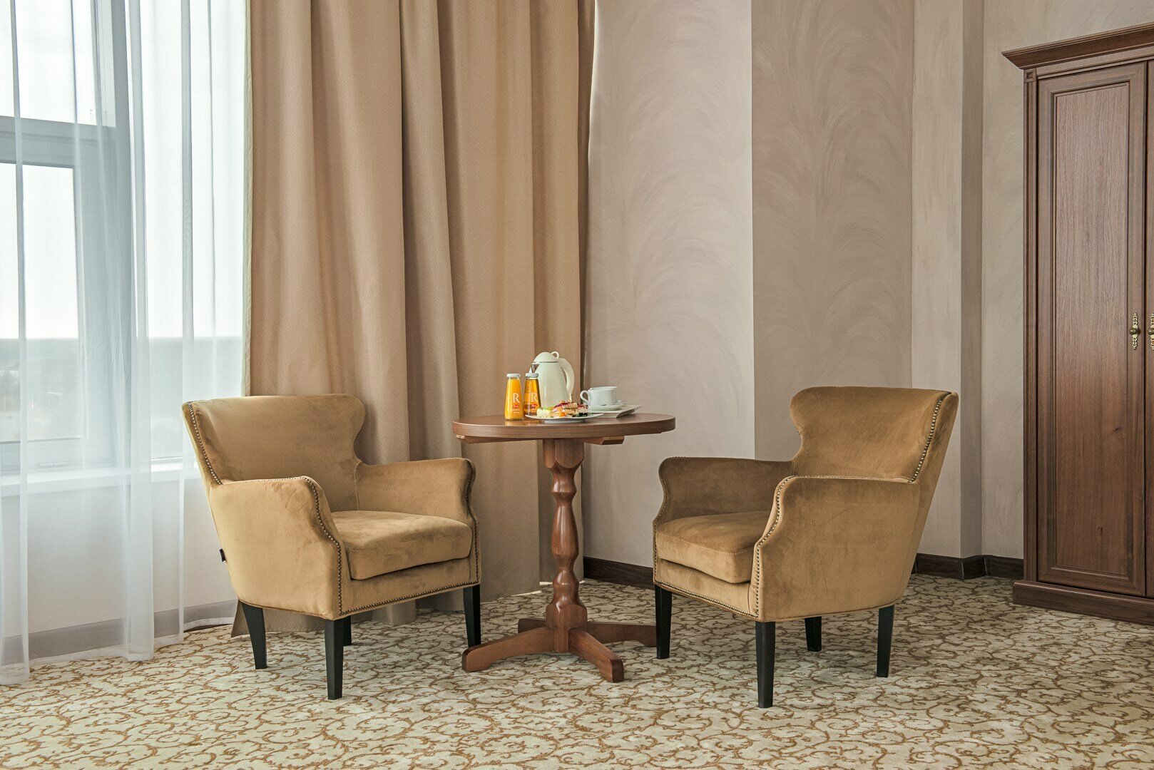 Просторный двухместный номер с 2 отдельными кроватями