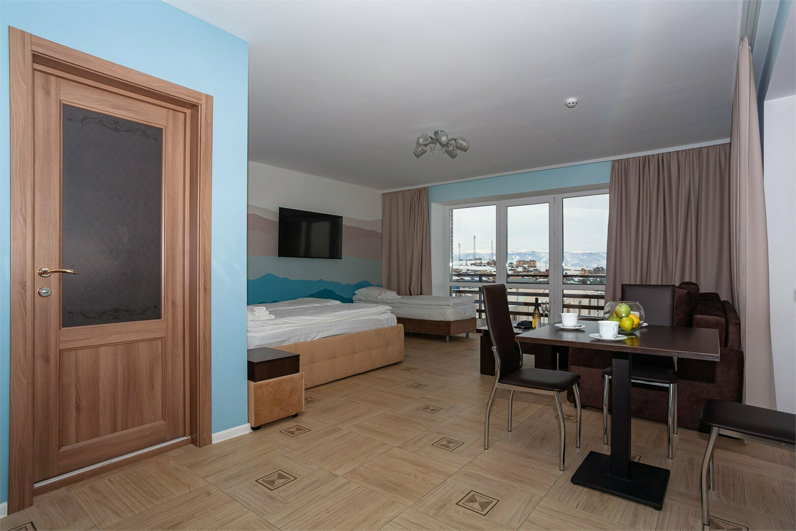 Семейный номер с видом на озеро