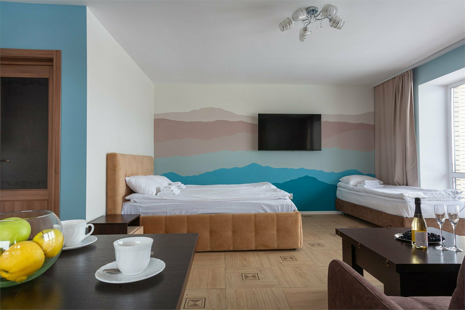 Семейный номер с видом на озеро