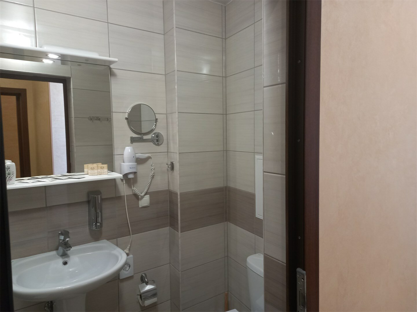 "Стандарт"  c боковым видом на море - без балкона (одна двуспальная кровать)