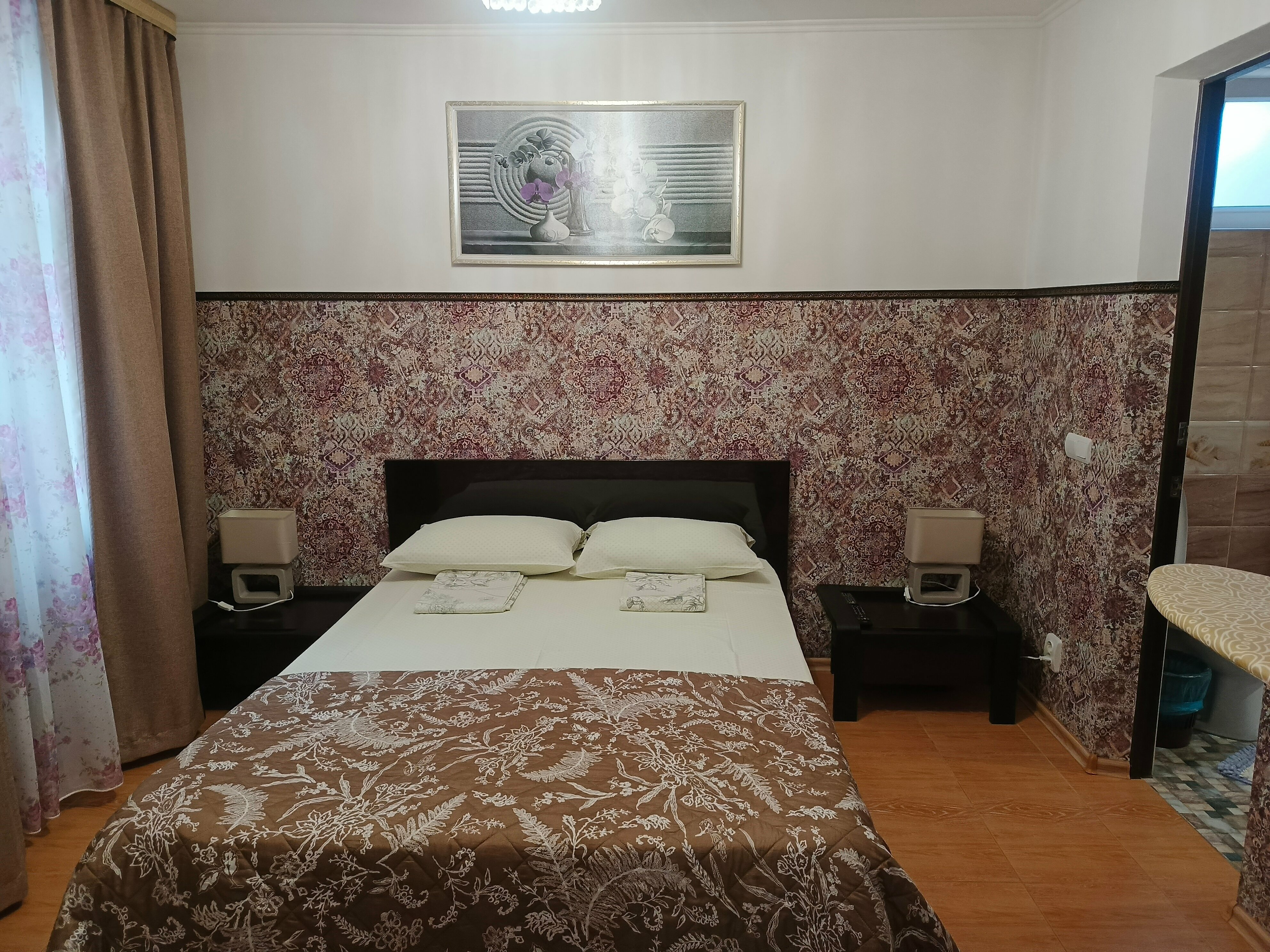 Двухкомнатный номер: кухня - студия с раскладным диваном + спальня+ санузел.