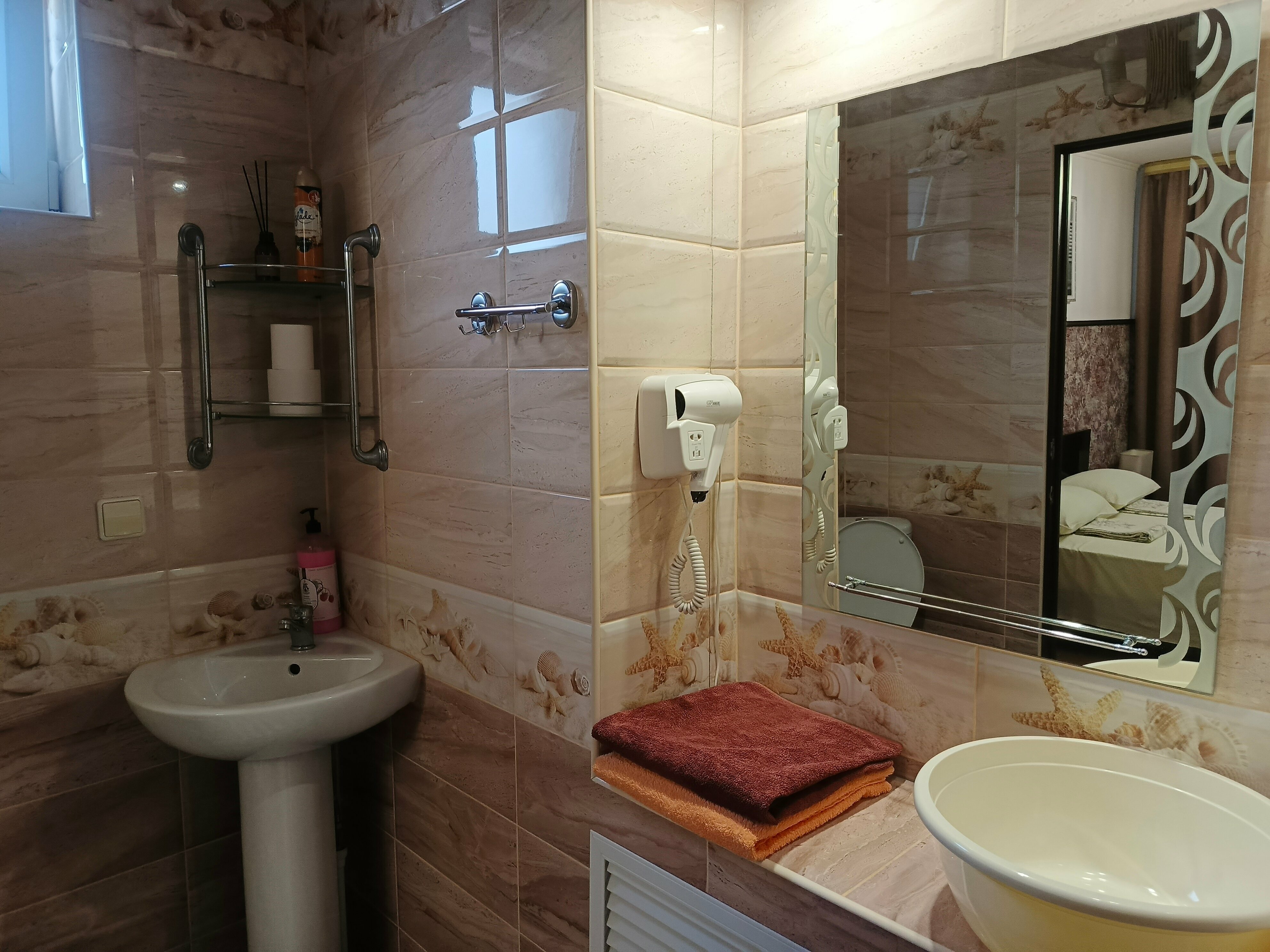 Двухкомнатный номер: кухня - студия с раскладным диваном + спальня+ санузел.