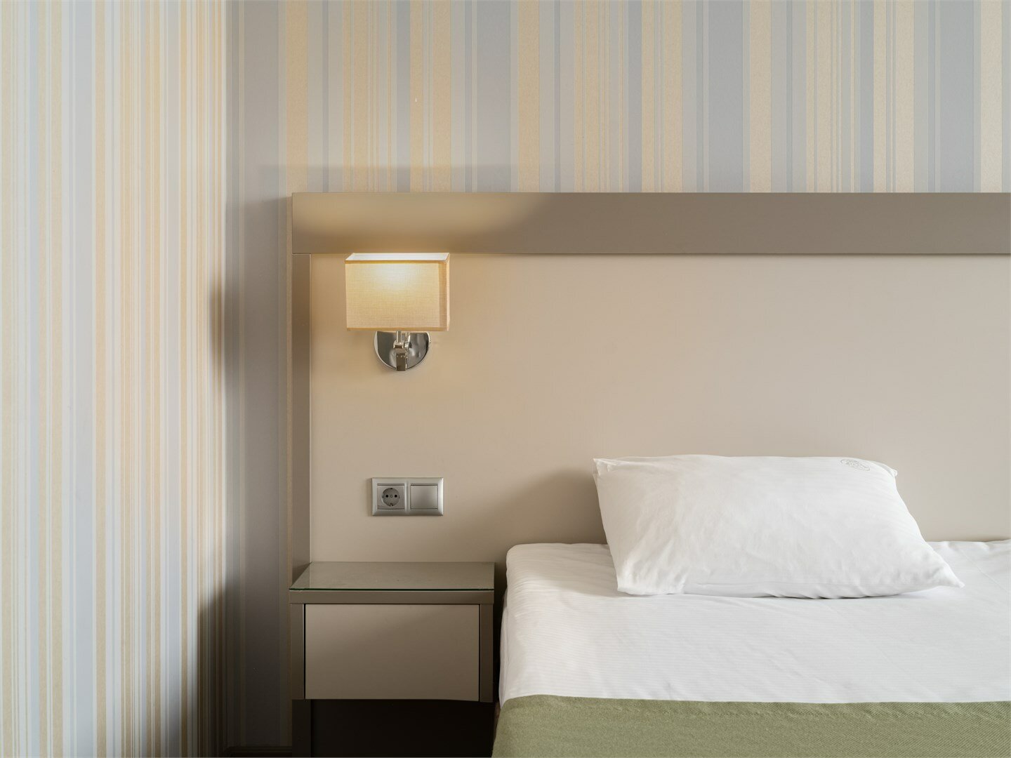 Семейный Полулюкс с 1 двуспальной и 1 односпальной кроватями