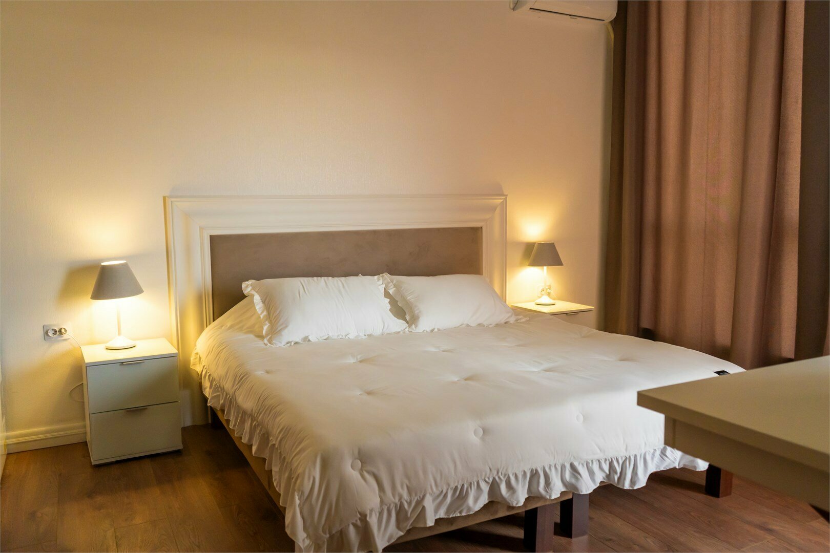 Двухкомнатный номер Люкс на трех-четырех гостей с балконом видом на море (корпус Б)