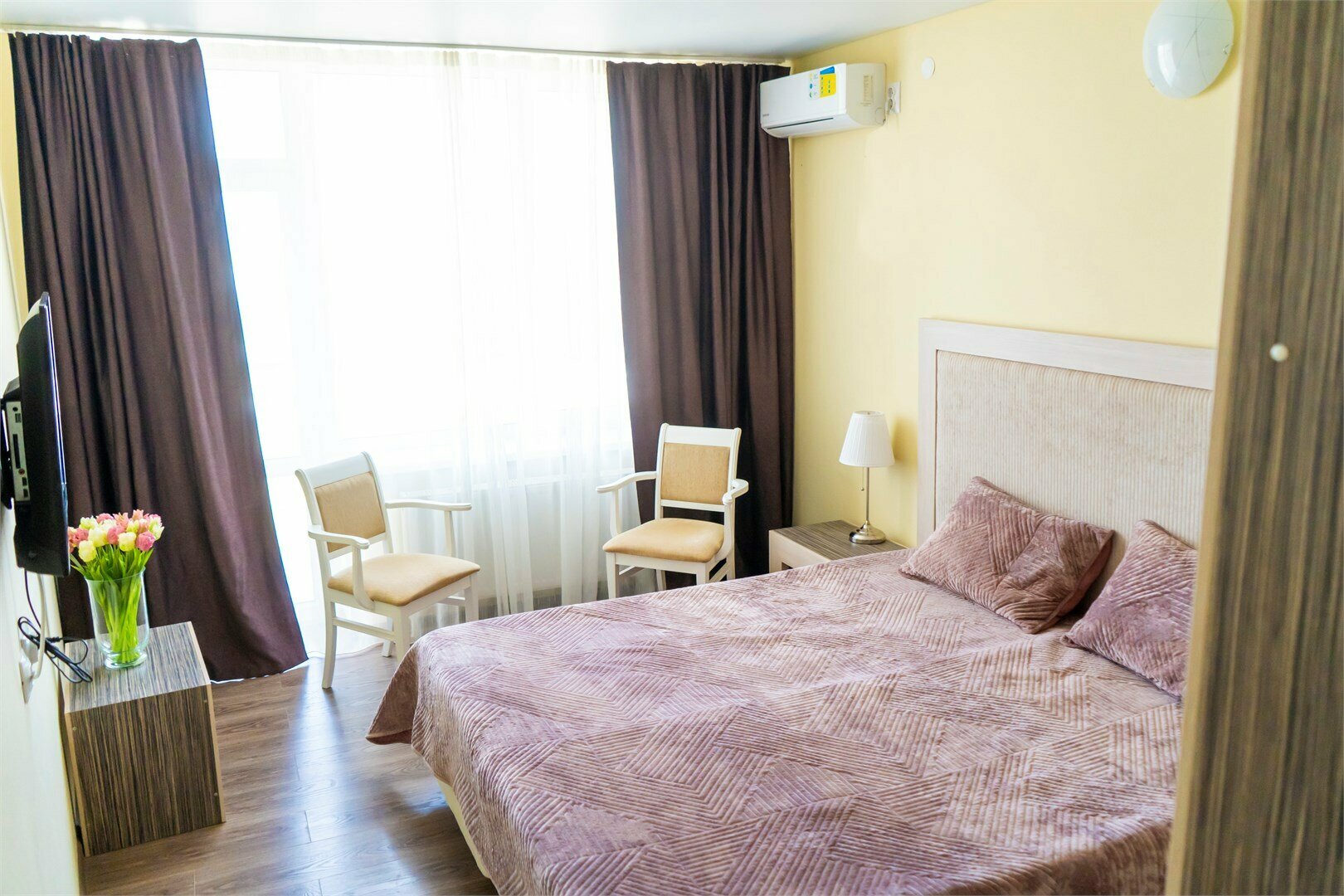 Стандартный номер на двоих гостей с видом во двор без балкона (корпус Б)