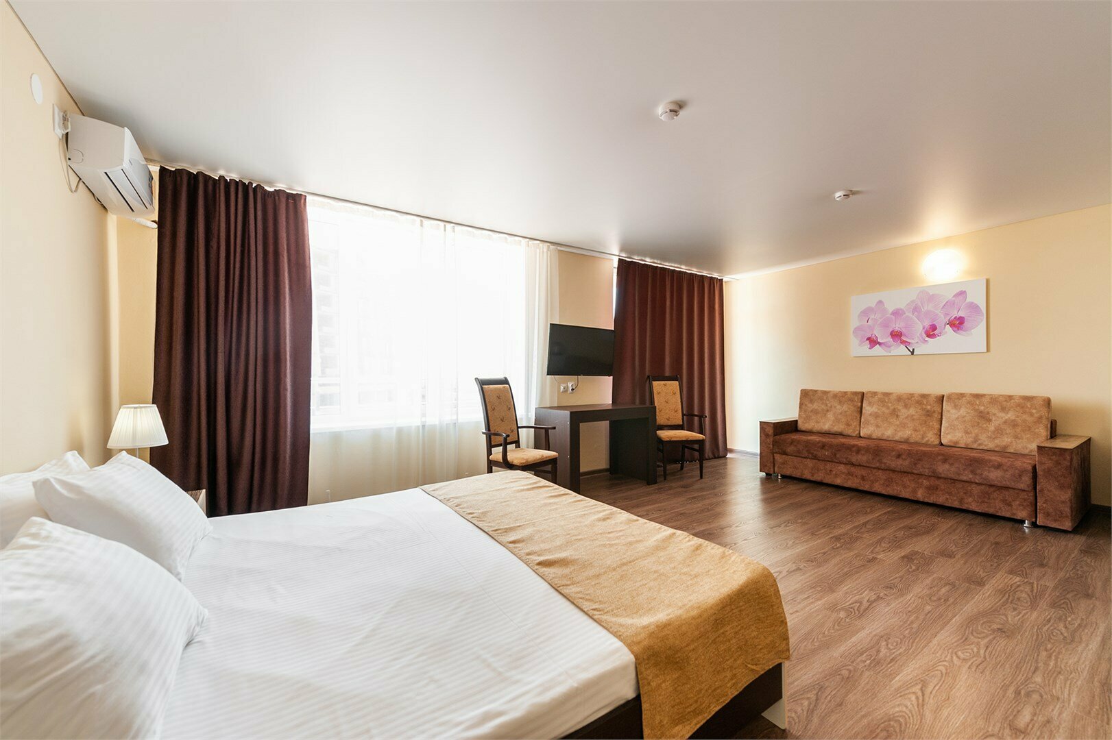 Полулюкс на троих-четверых гостей с балконом и видом во двор (в корпусе Б)