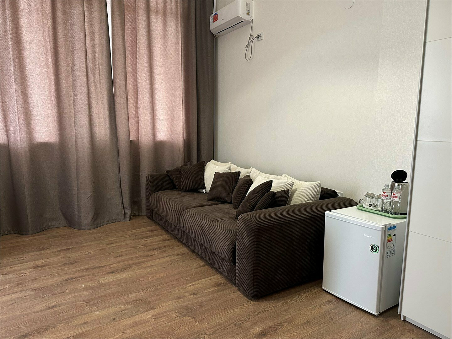 Двухкомнатный номер Люкс на трех-четырех гостей с балконом видом на море (корпус Б)