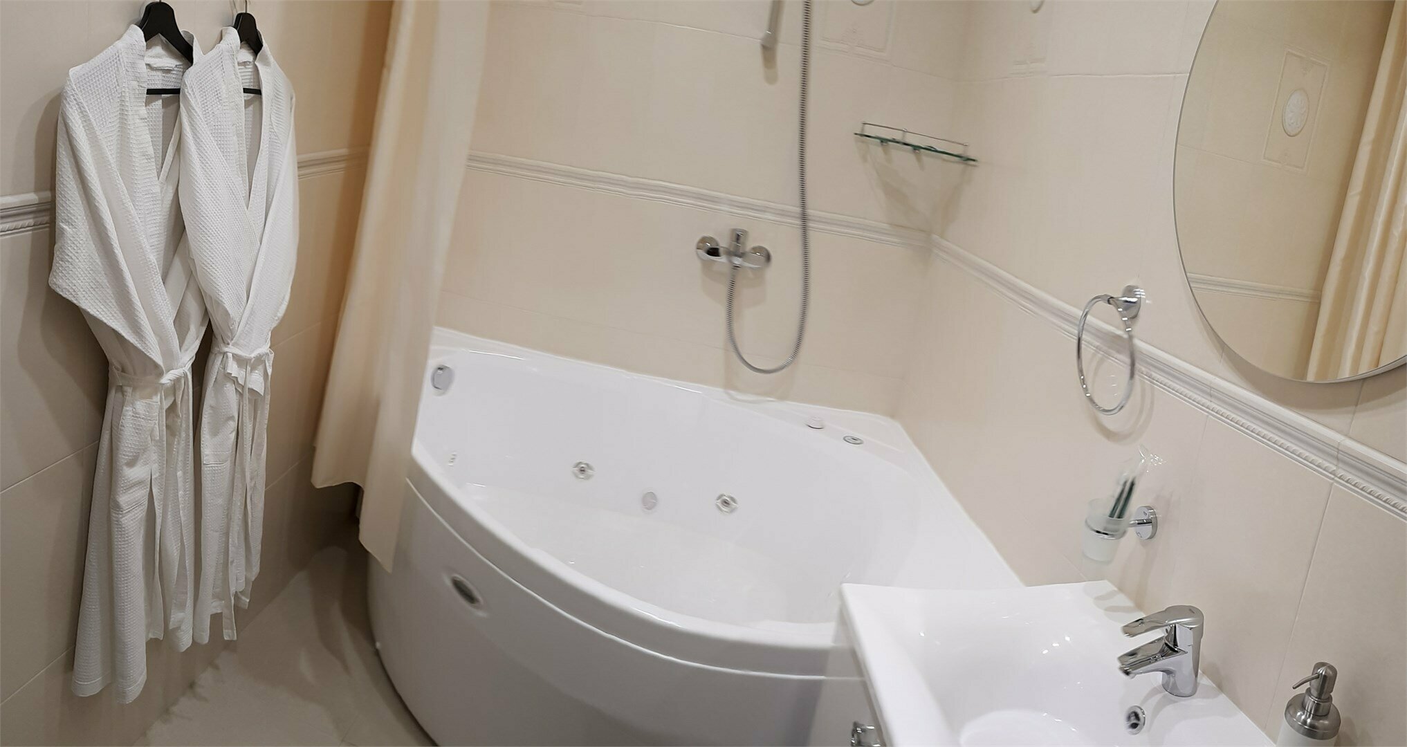 Люкс с кроватью размера "queen-size" и гидромассажной ванной