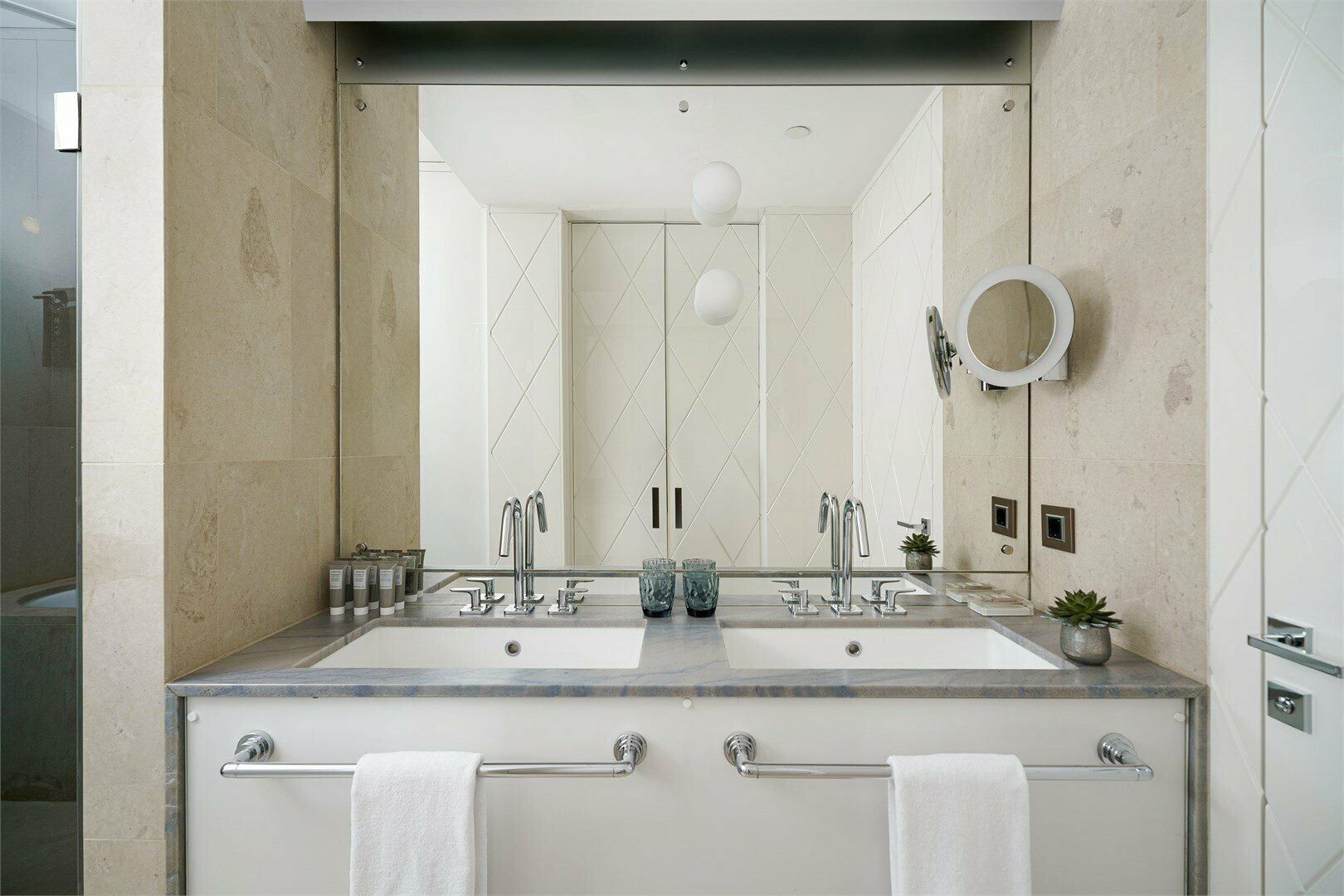 Люкс  SO VIP, с видом на Исаакиевский собор – с большой двуспальной кроватью