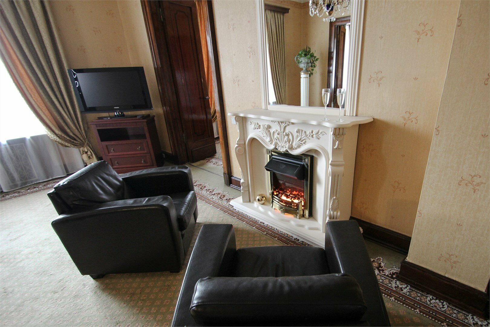 «Сталинские апартаменты» / «Апартаменты Яръ»