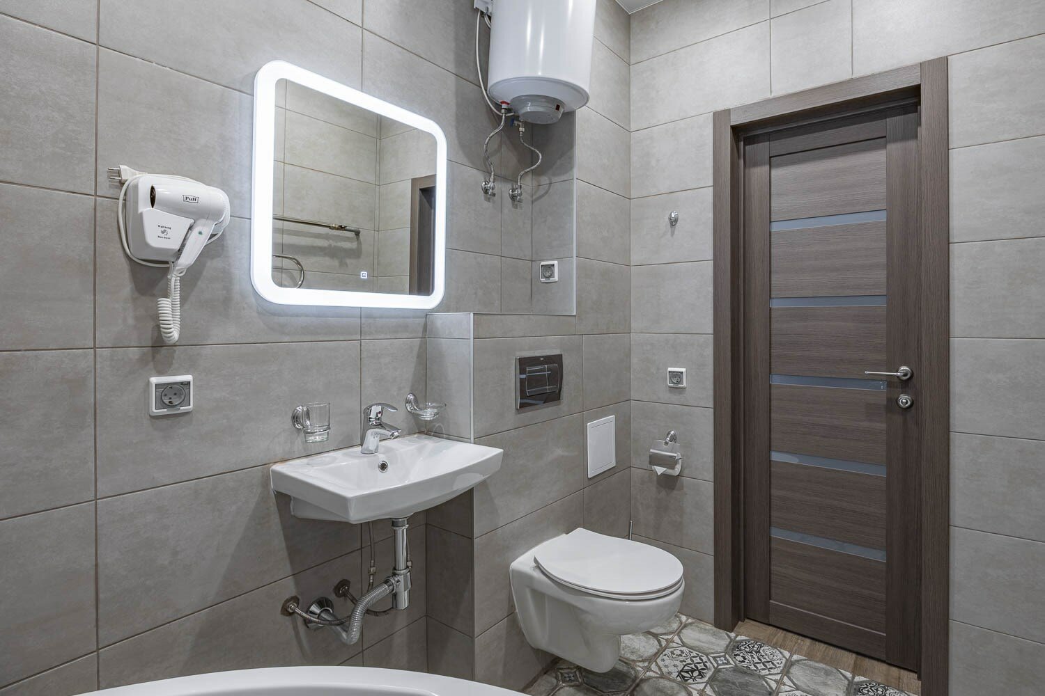 Полулюкс трехместный с видом на реку (двухспальная кровать)