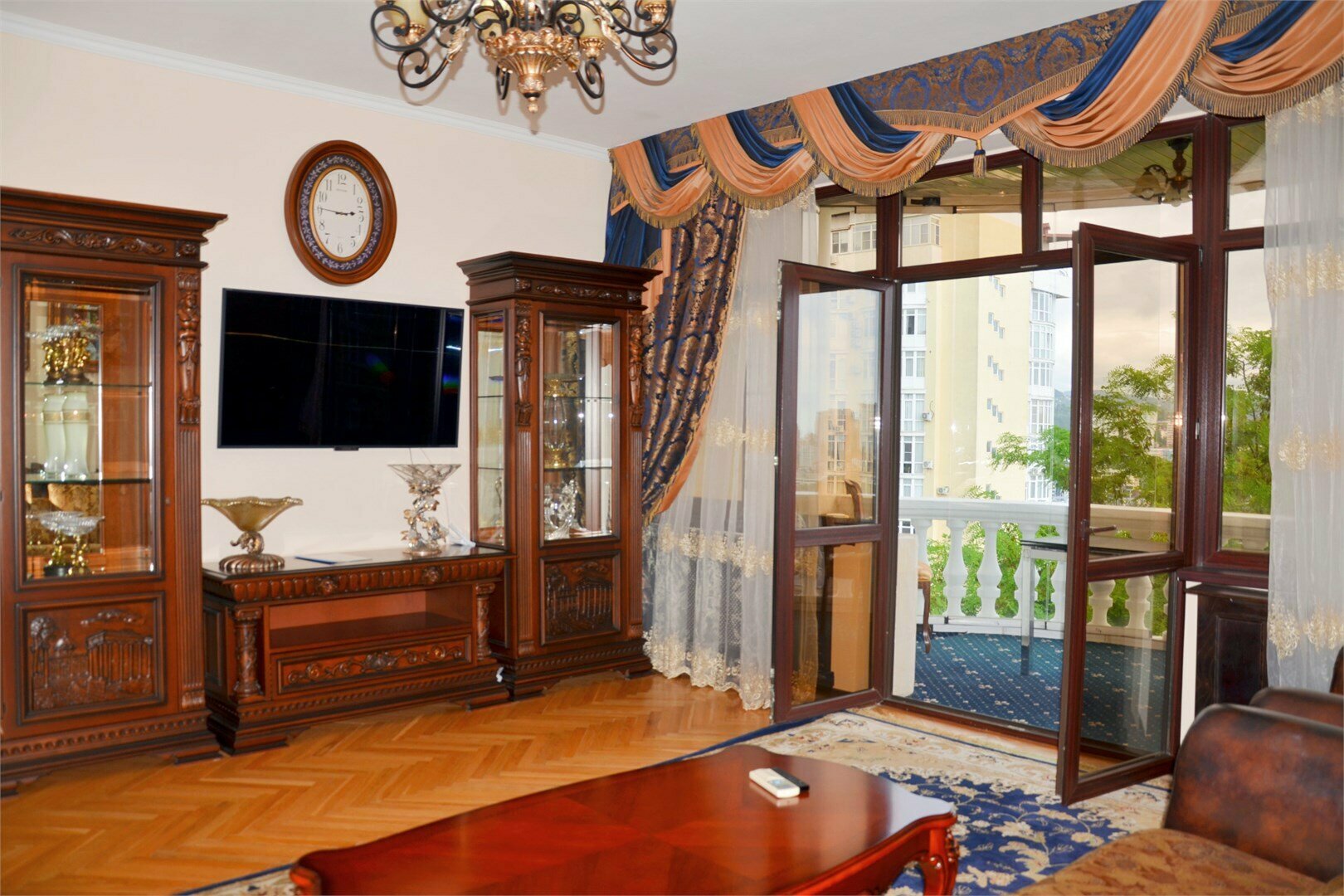 Люкс с балконом и кухней