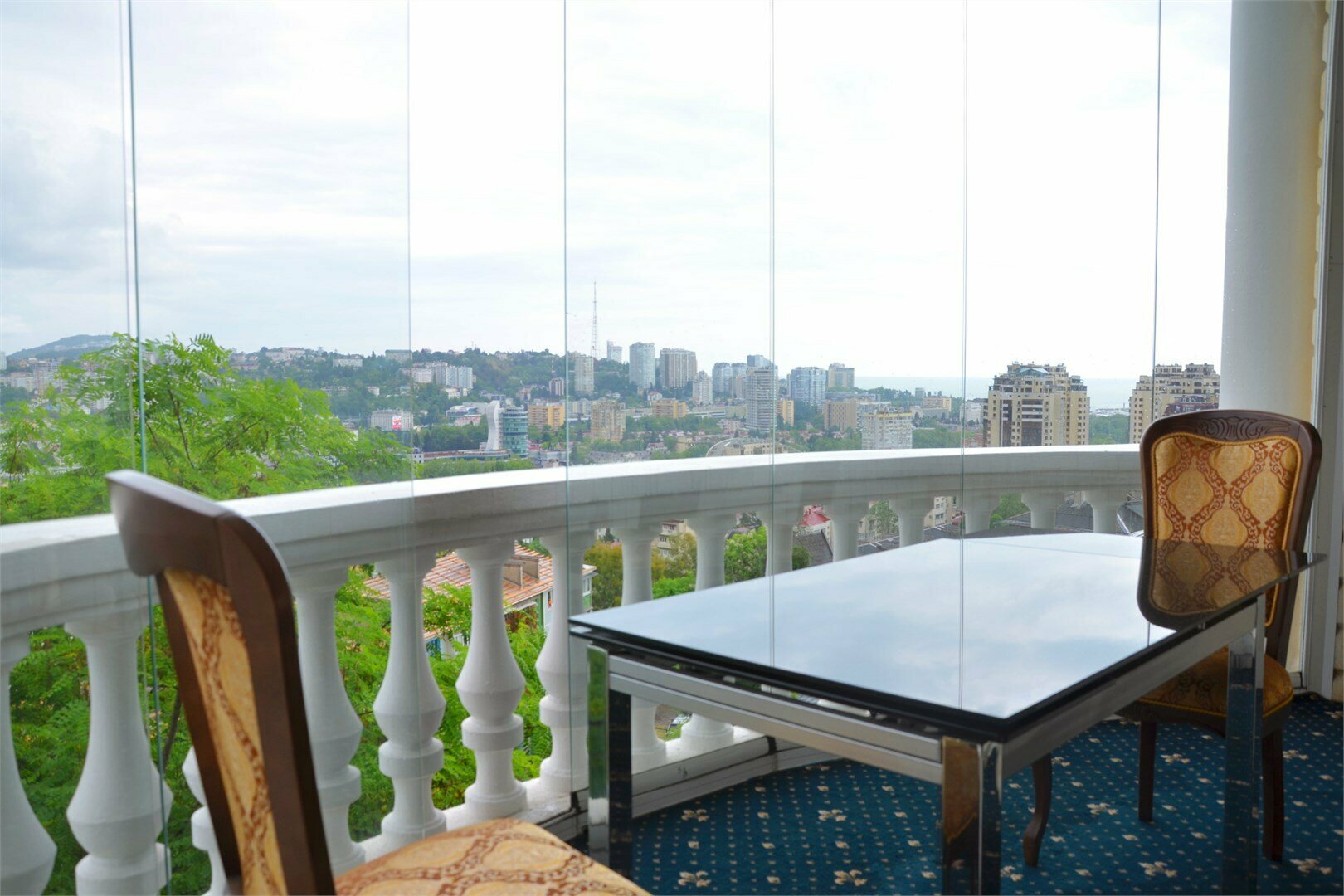 Люкс с балконом и кухней