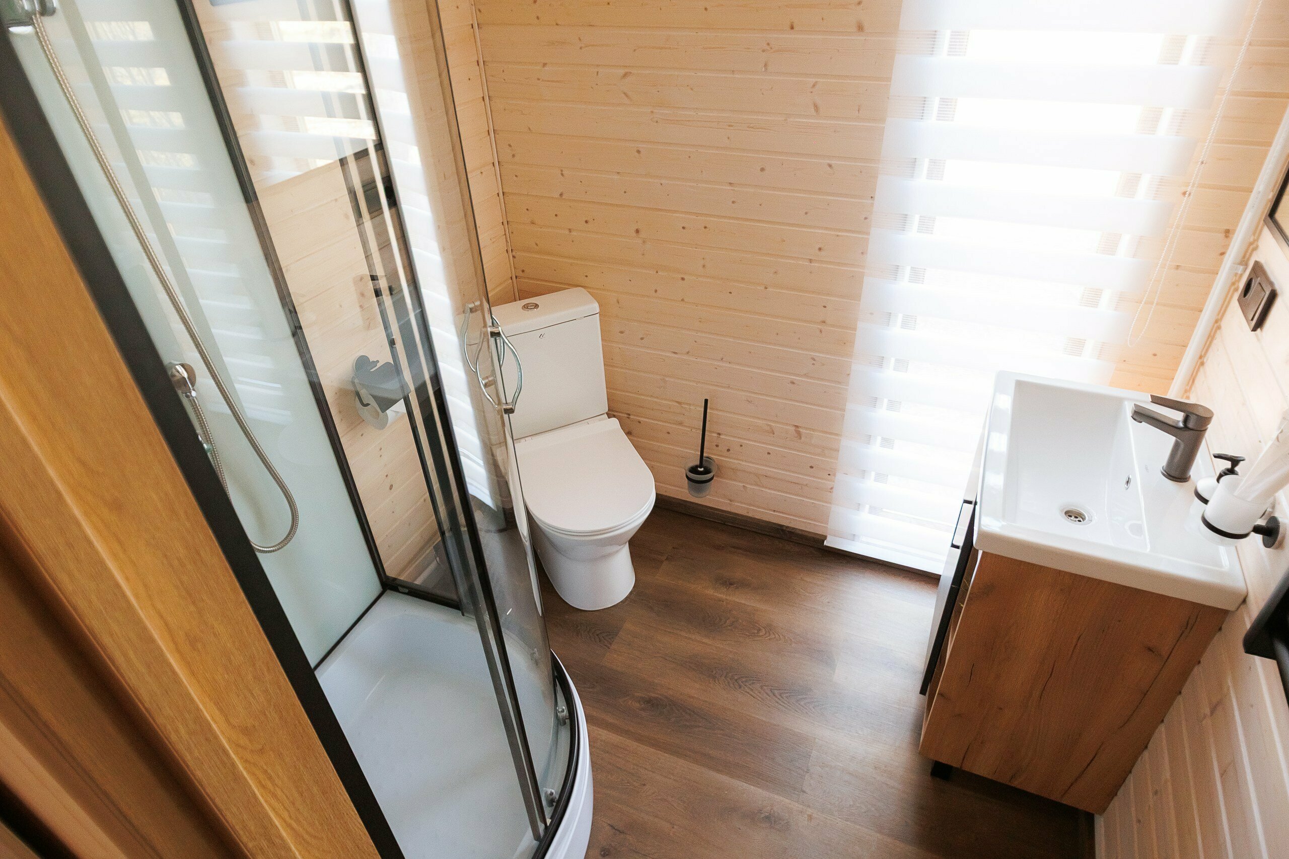 Однокомнатный домик с панорамными окнами и террасой