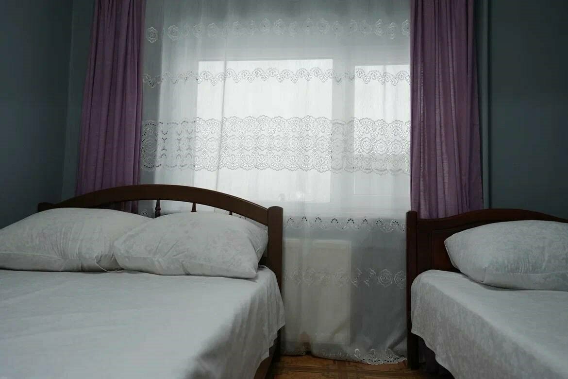 Бюджетный трехместный номер с двумя раздельными кроватями без собственного санузла