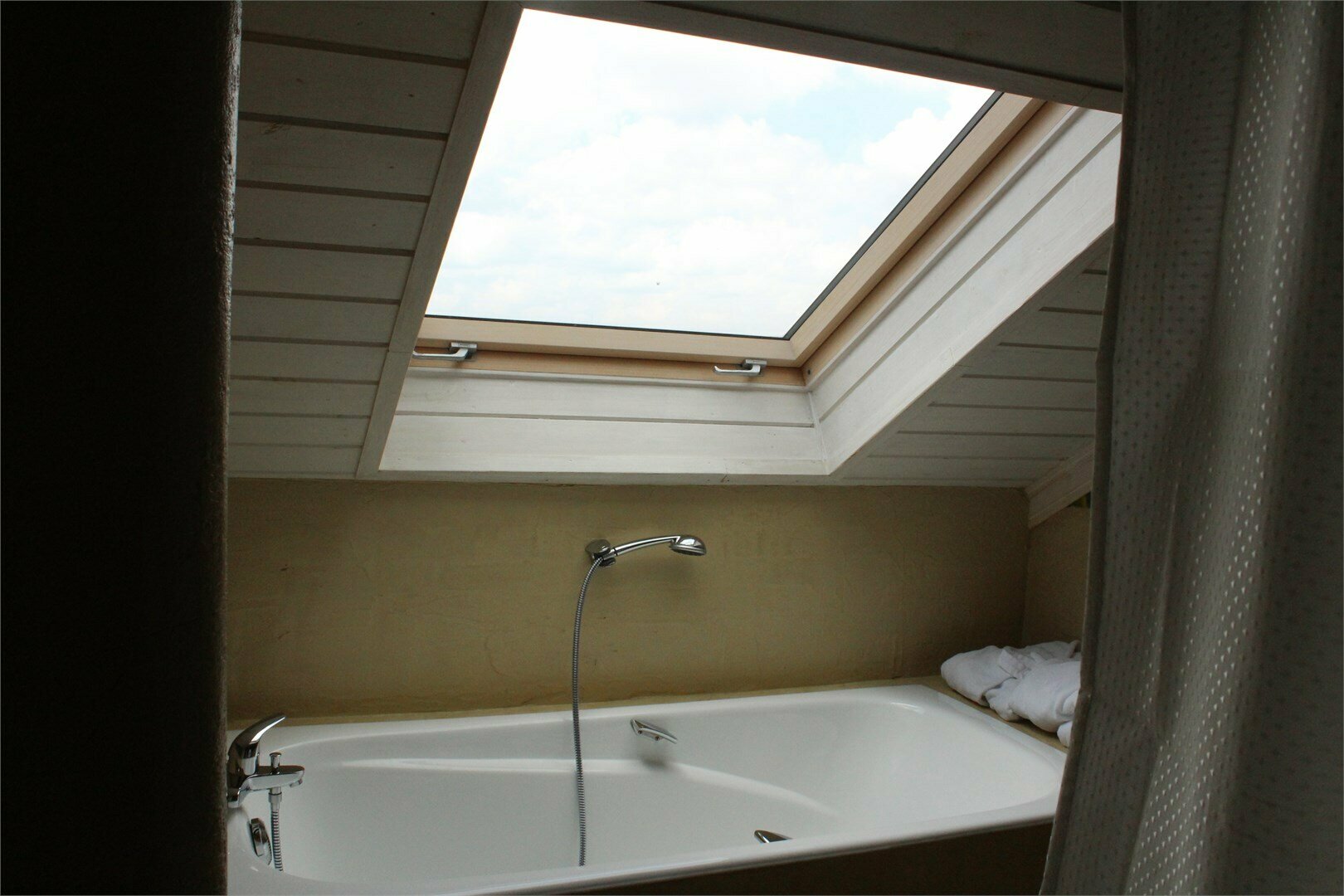 Трёхместный мансардный номер Люкс