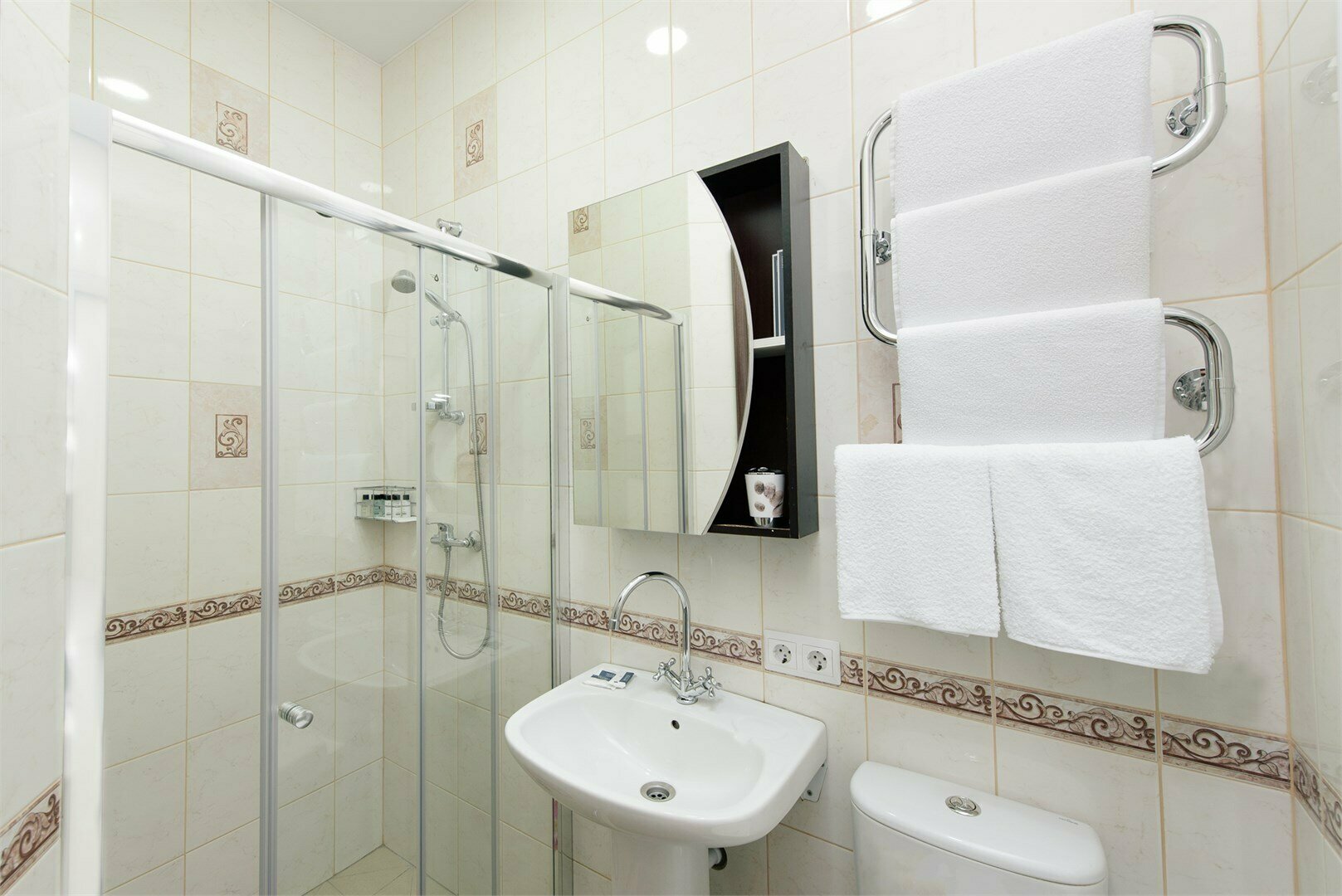 Комната с 2-х спальной кроватью и доп.местом ( кресло-кровать), с основными удобствами,