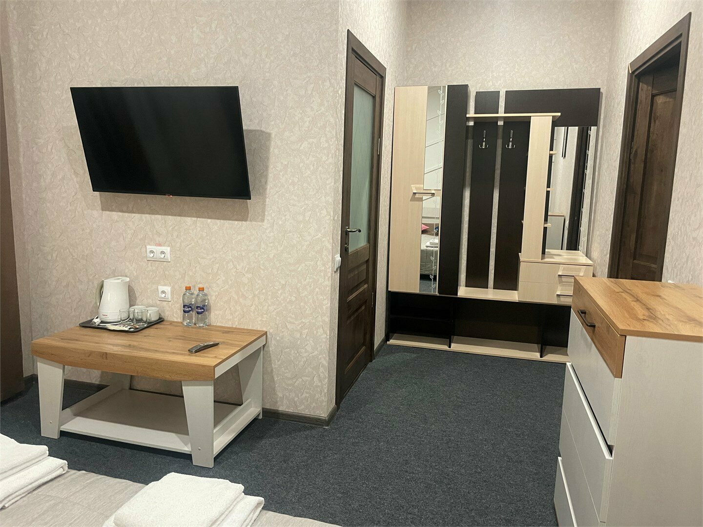 Двухместный номер с одной двуспальной кроватью и диваном