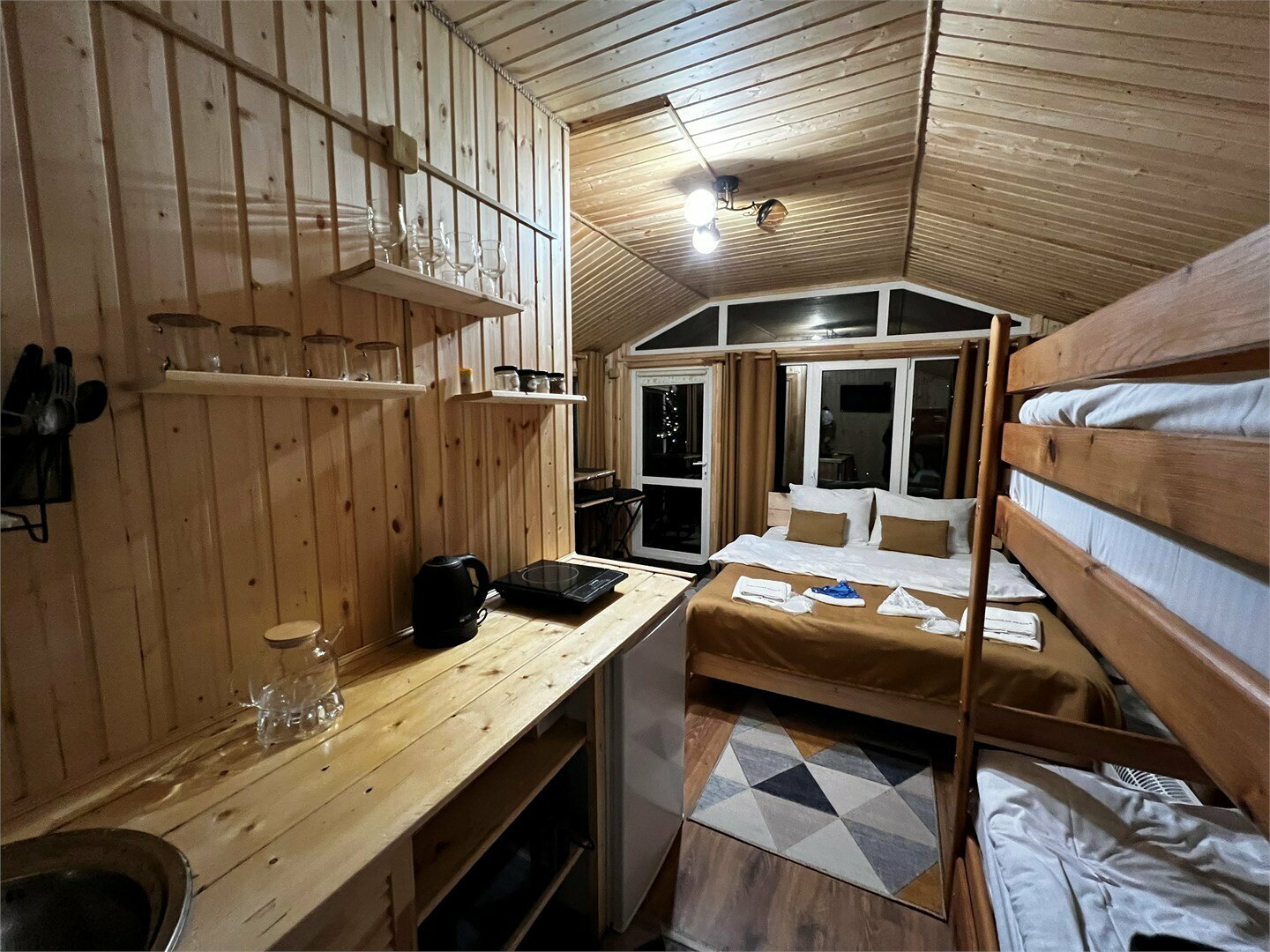 Домик на земле 3 (двухъярусная кровать, двухспальная кровать)