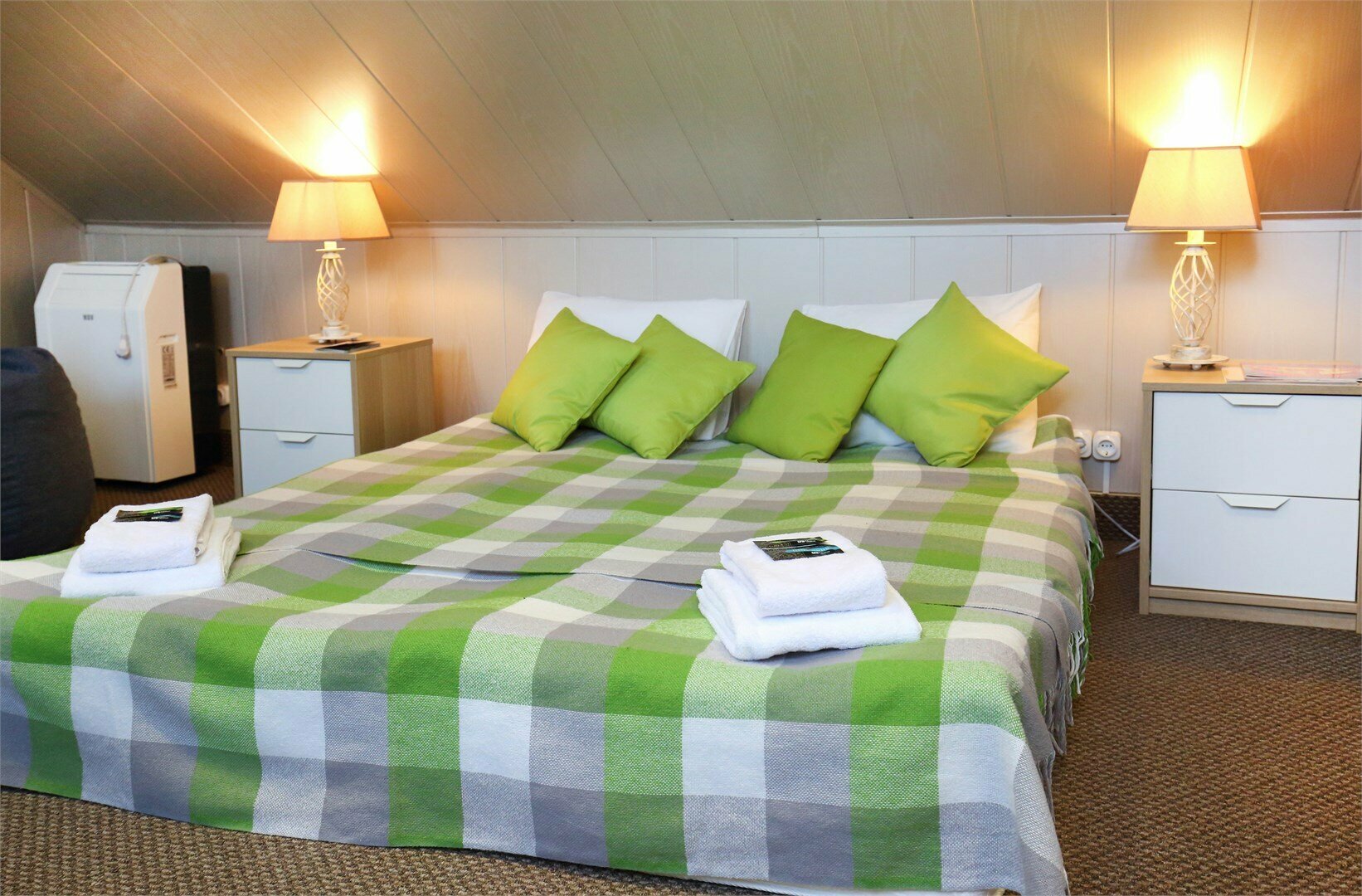 1 категория (Четырех-местный номер с отдельным входом, мансарда)