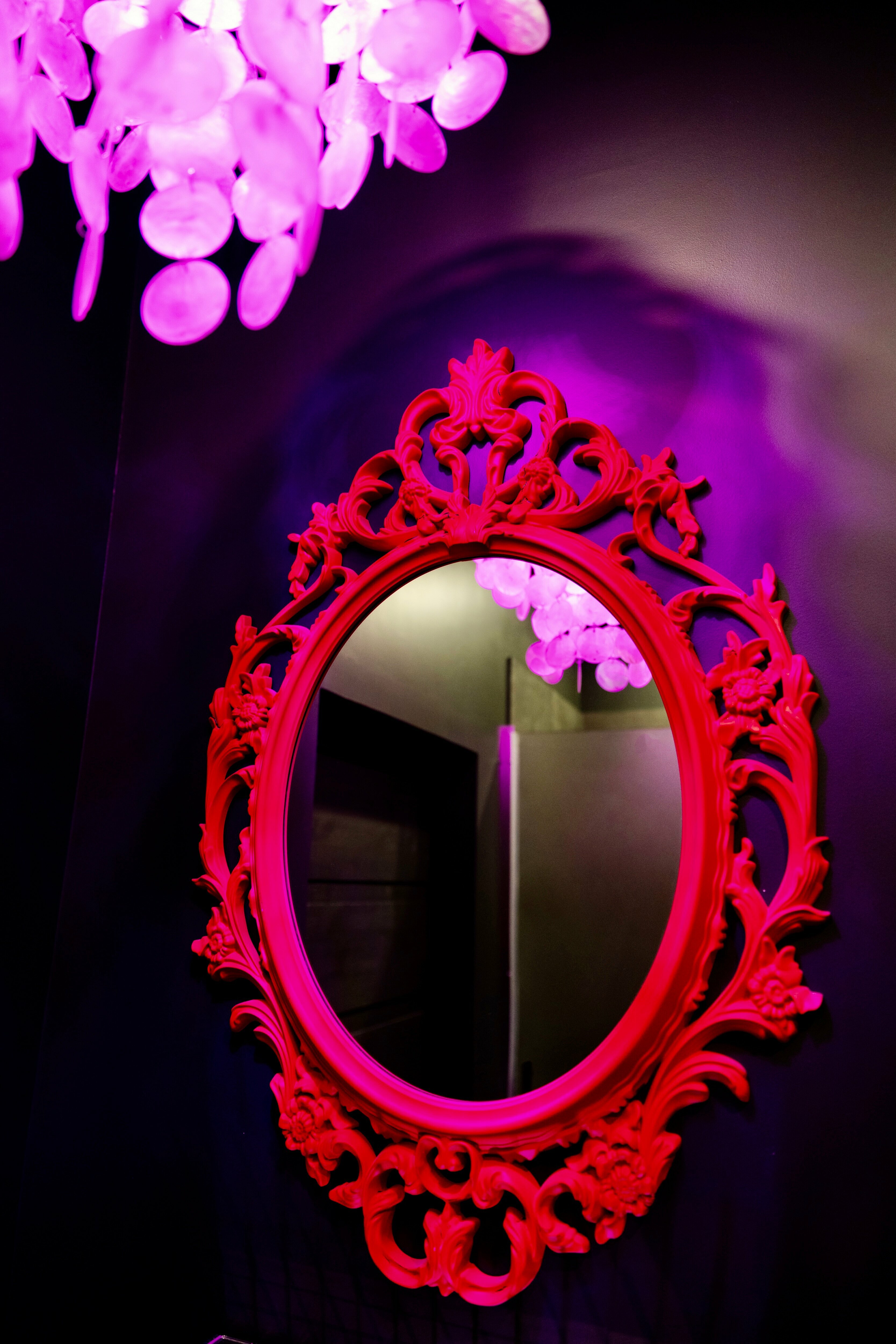 В бронь на 2х чел.вкл. двусп. кровать.Если 2м гостям надо 2 раздел. места,доплата 500 руб.3-4чел. -кровать и диван(2 одеяла).5 чел.- кровать,диван,кресло(3 одеяла).Доп.одеял нет.