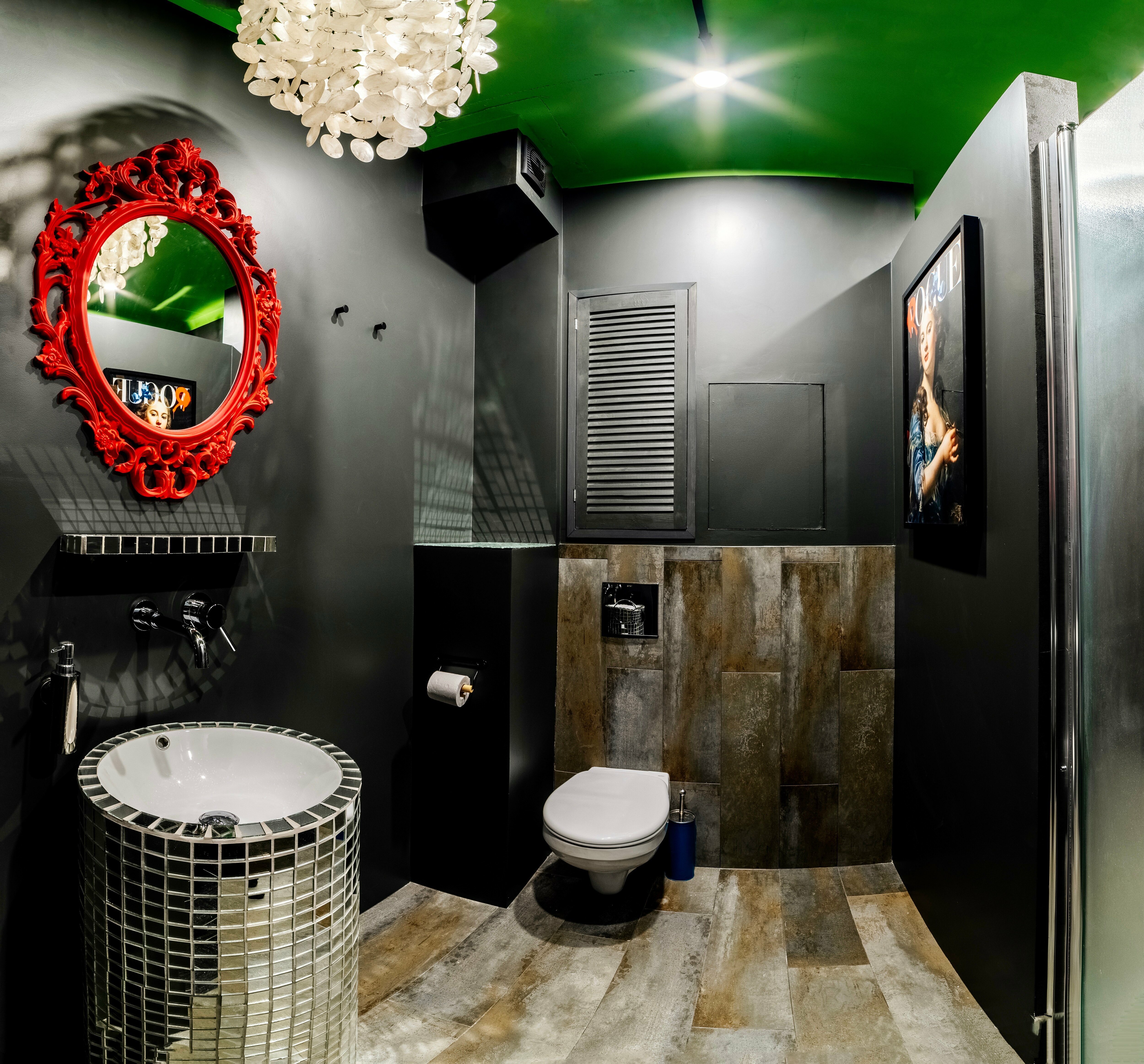 В бронь на 2х чел.вкл. двусп. кровать.Если 2м гостям надо 2 раздел. места,доплата 500 руб.3-4чел. -кровать и диван(2 одеяла).5 чел.- кровать,диван,кресло(3 одеяла).Доп.одеял нет.