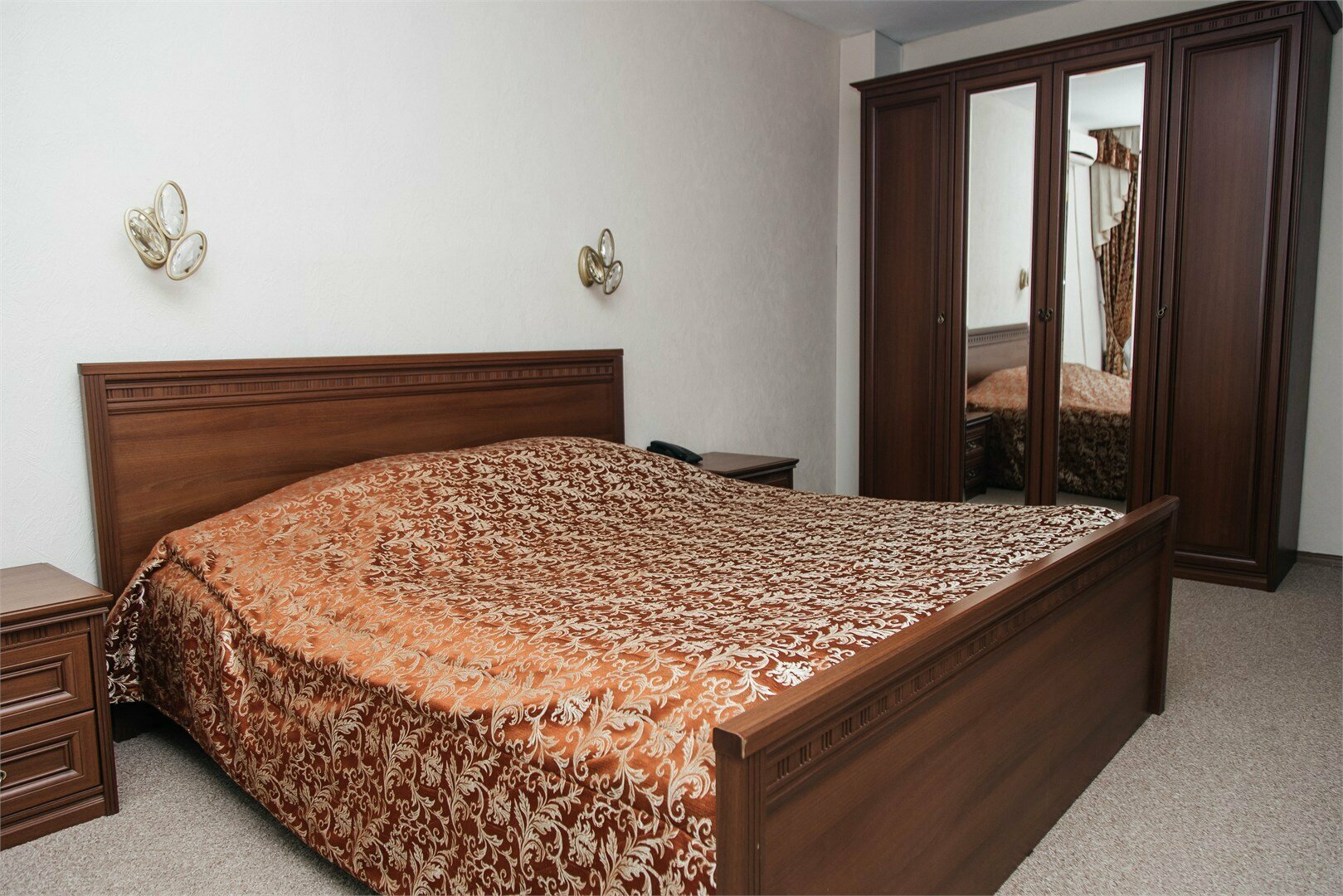 Люкс двухместный с  1 двухспальной кроватью