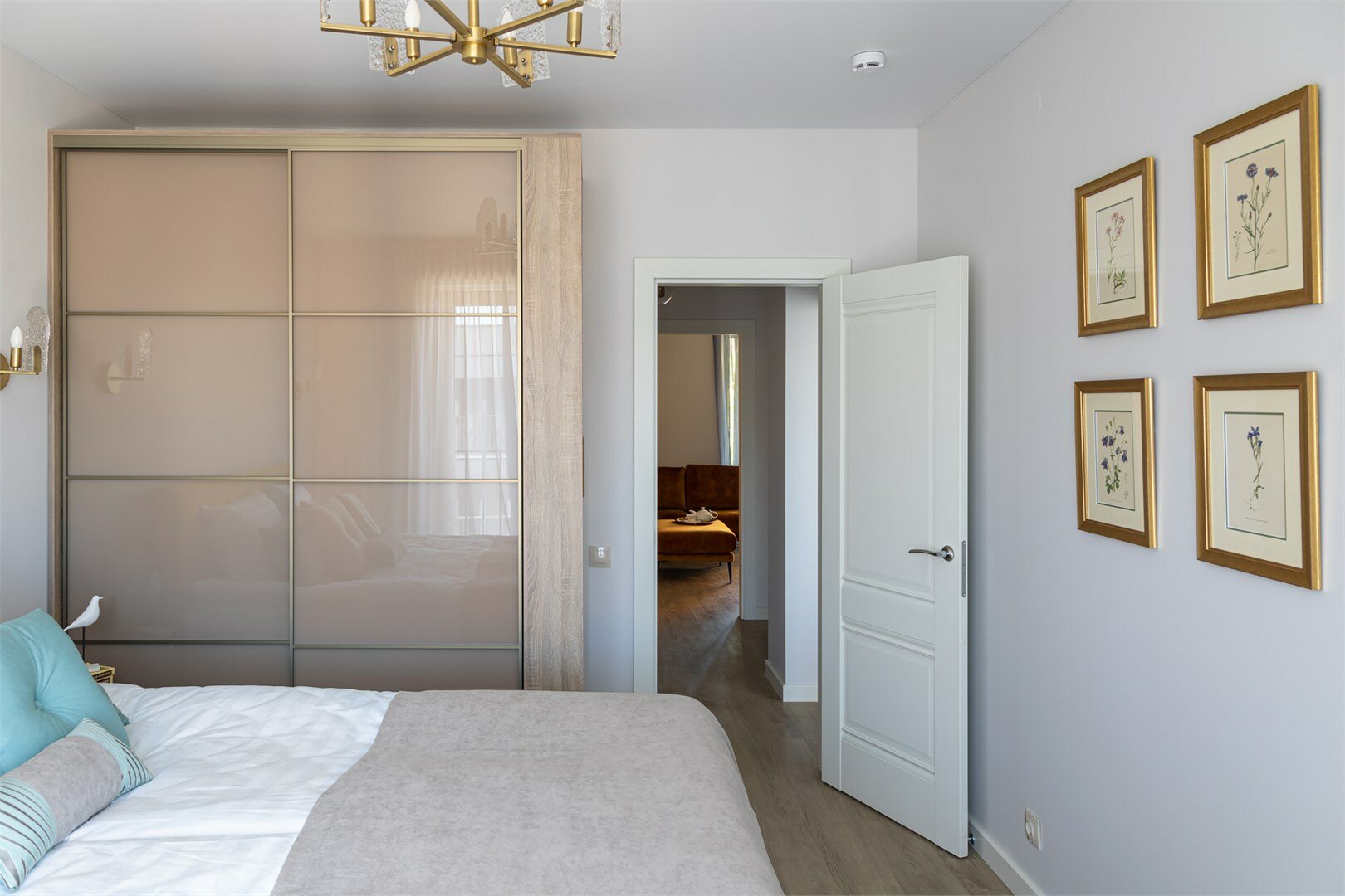 Brassica Gold - апартамент с двумя спальнями, большой кухней и объединенной с ней гостиной зоной