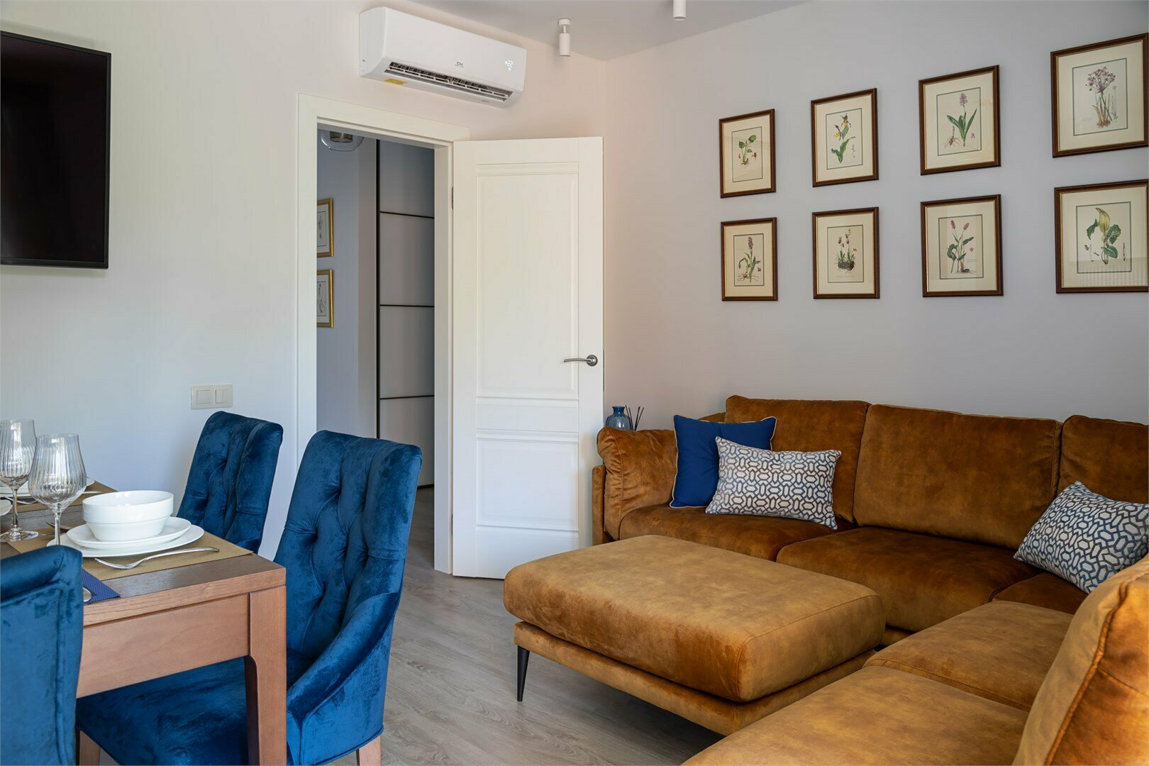 Brassica Gold - апартамент с двумя спальнями, большой кухней и объединенной с ней гостиной зоной