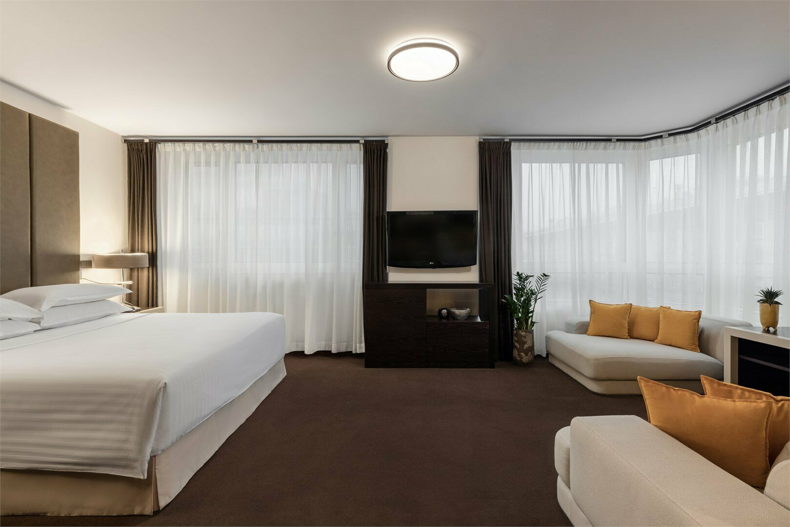 Двухуровневый люкс с одной большой кроватью