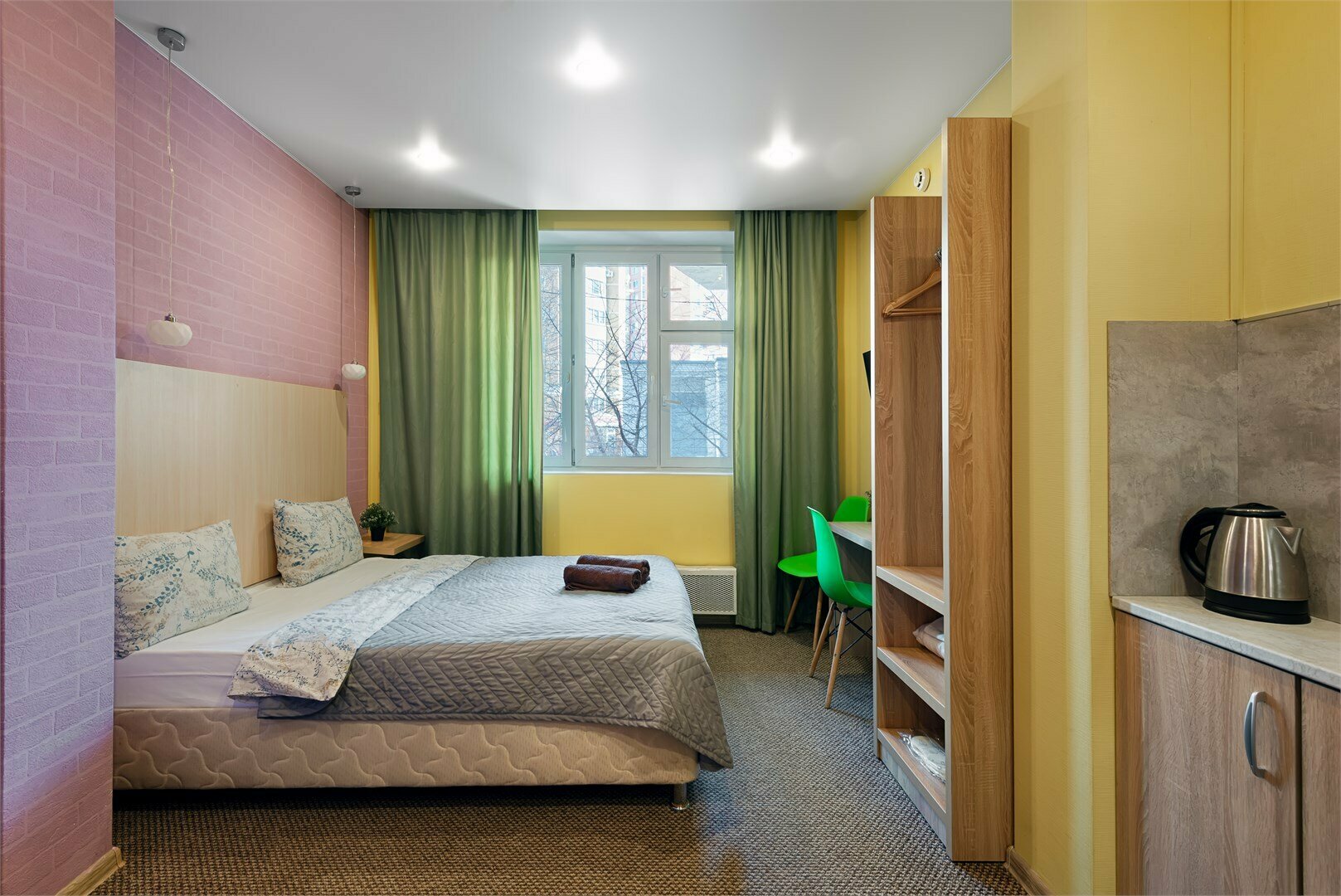 Семейный номер с диваном с кухней