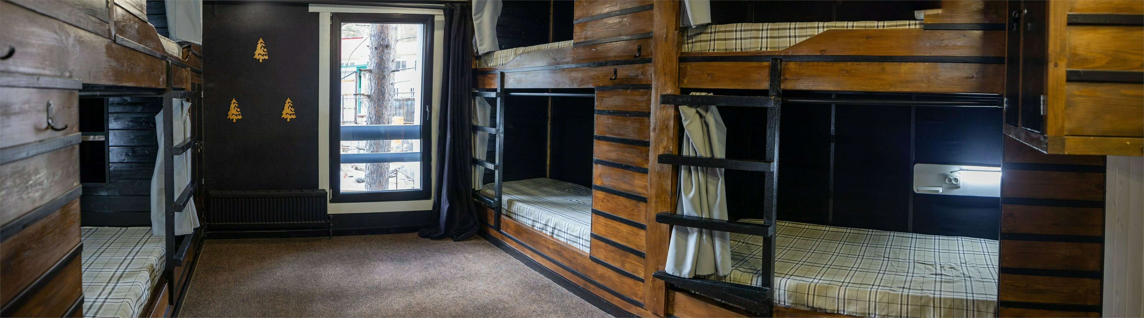 Односпальная кровать в общем номере с 6 кроватями