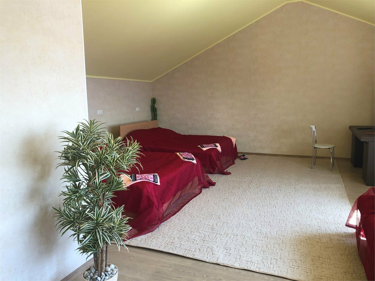 Двухместный номер с 2 отдельными кроватями и общей ванной комнатой