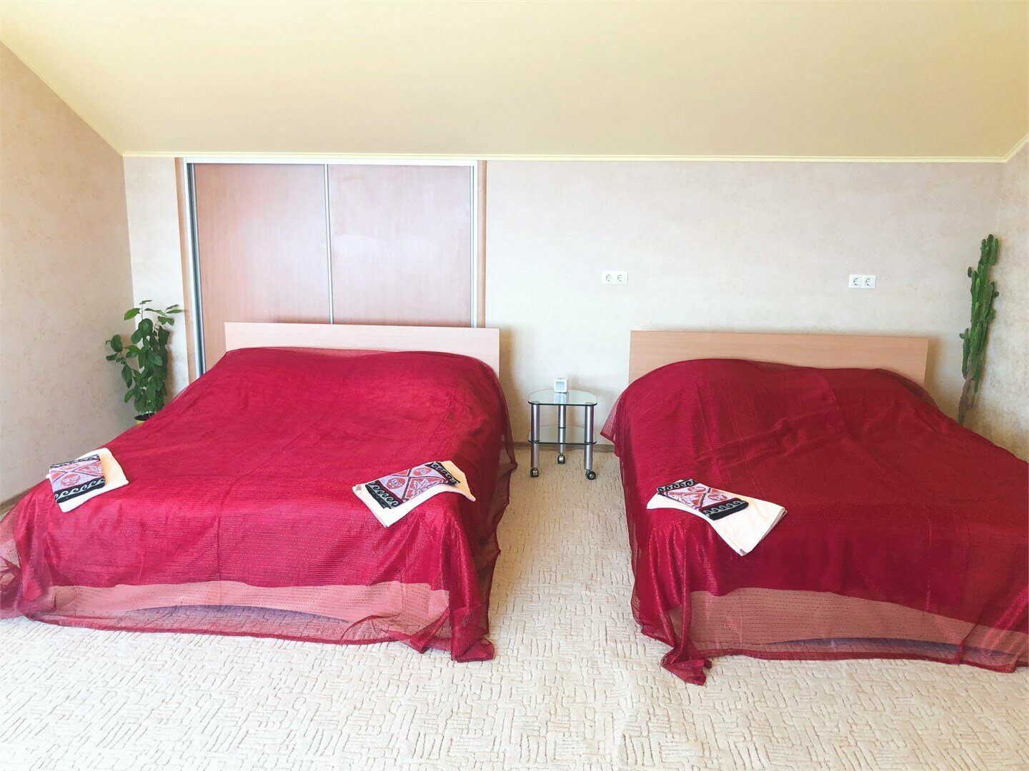 Двухместный номер с 2 отдельными кроватями и общей ванной комнатой