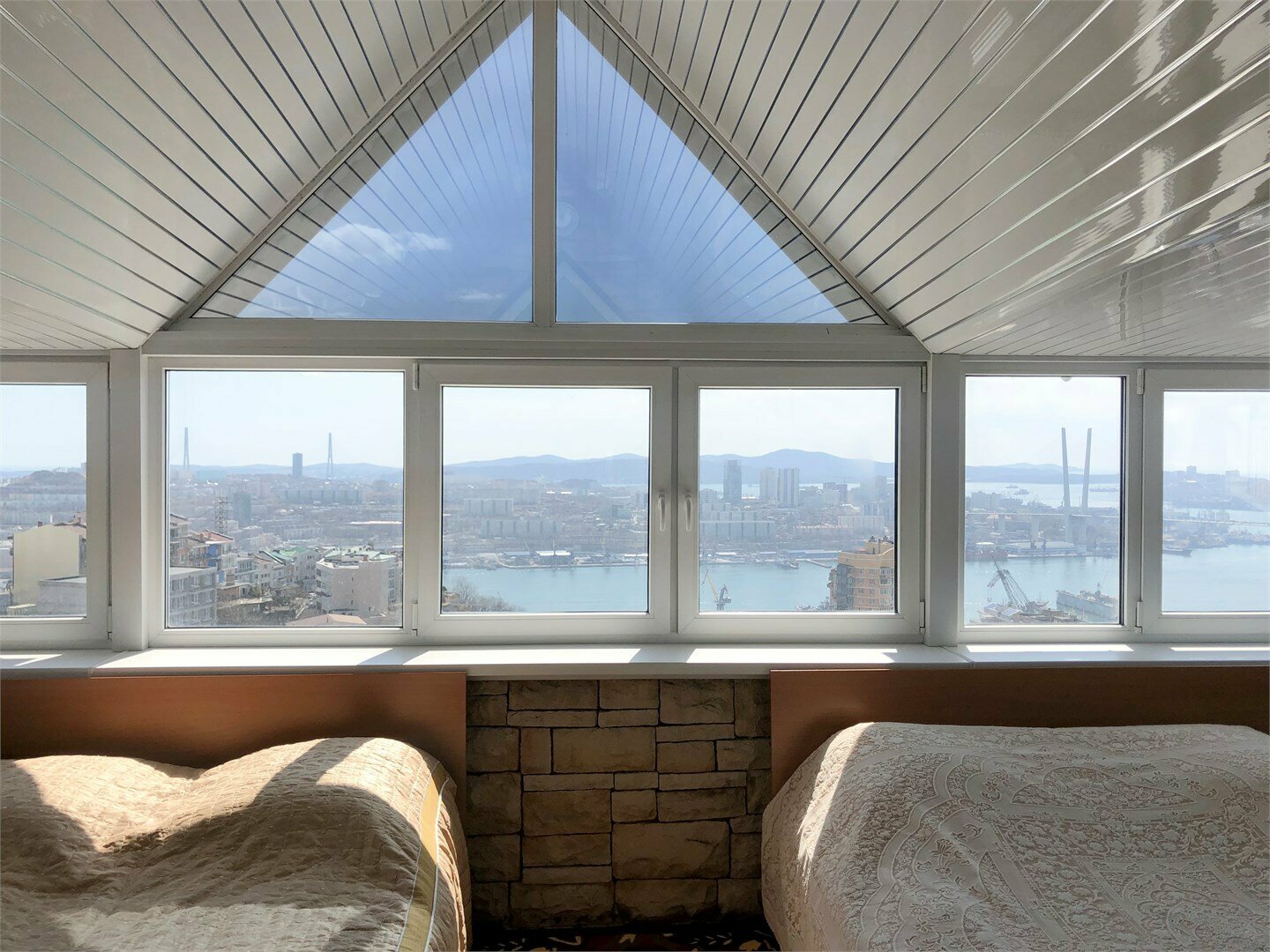 Двухместный номер с 2 отдельными кроватями и общей ванной комнатой