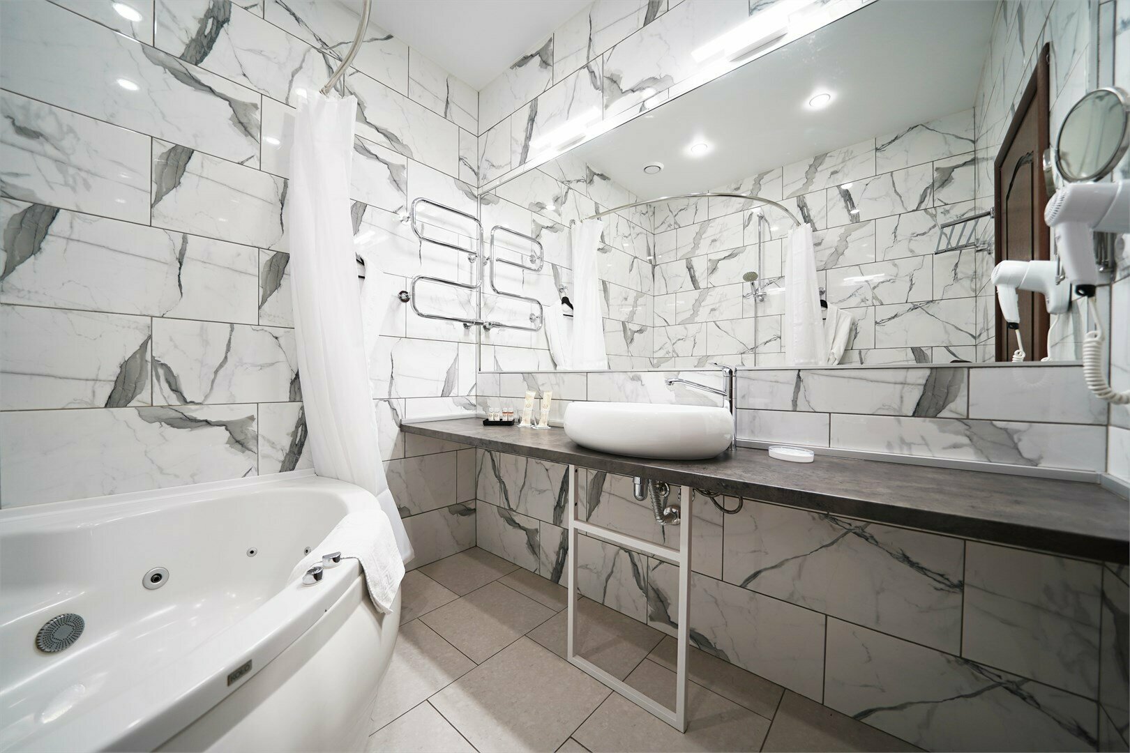 Меблированная комната с джакузи