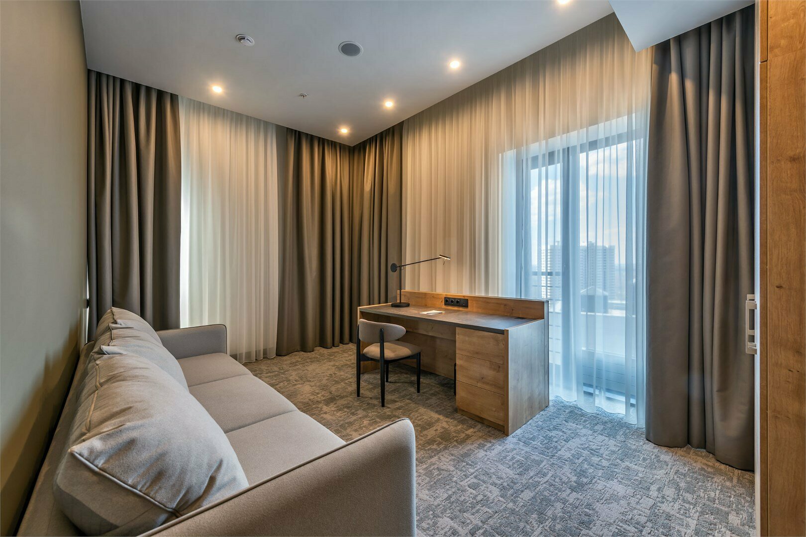 Сюит с двуспальной кроватью и двумя односпальными кроватями