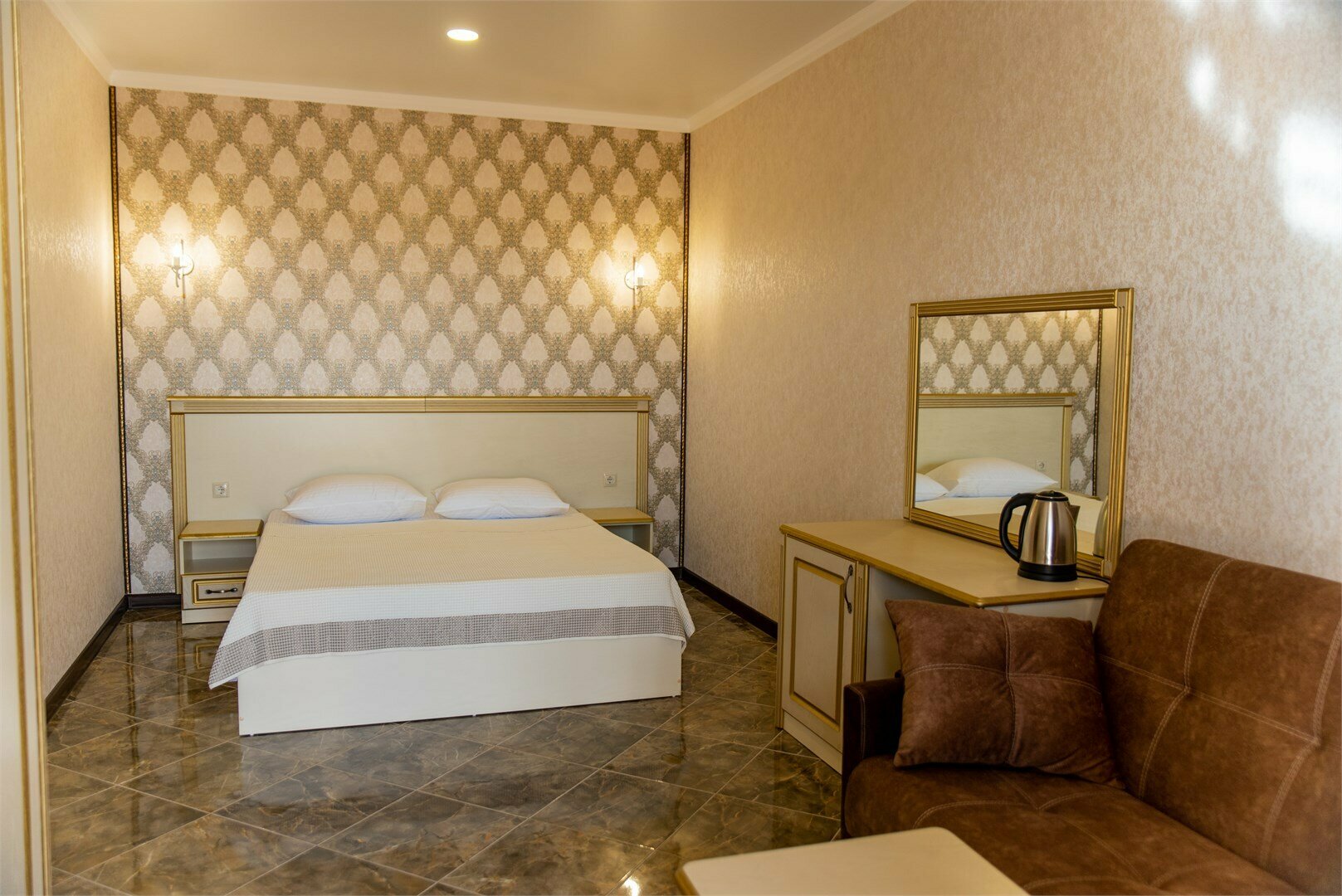 Большой двухместный номер с видом на бассейн и море