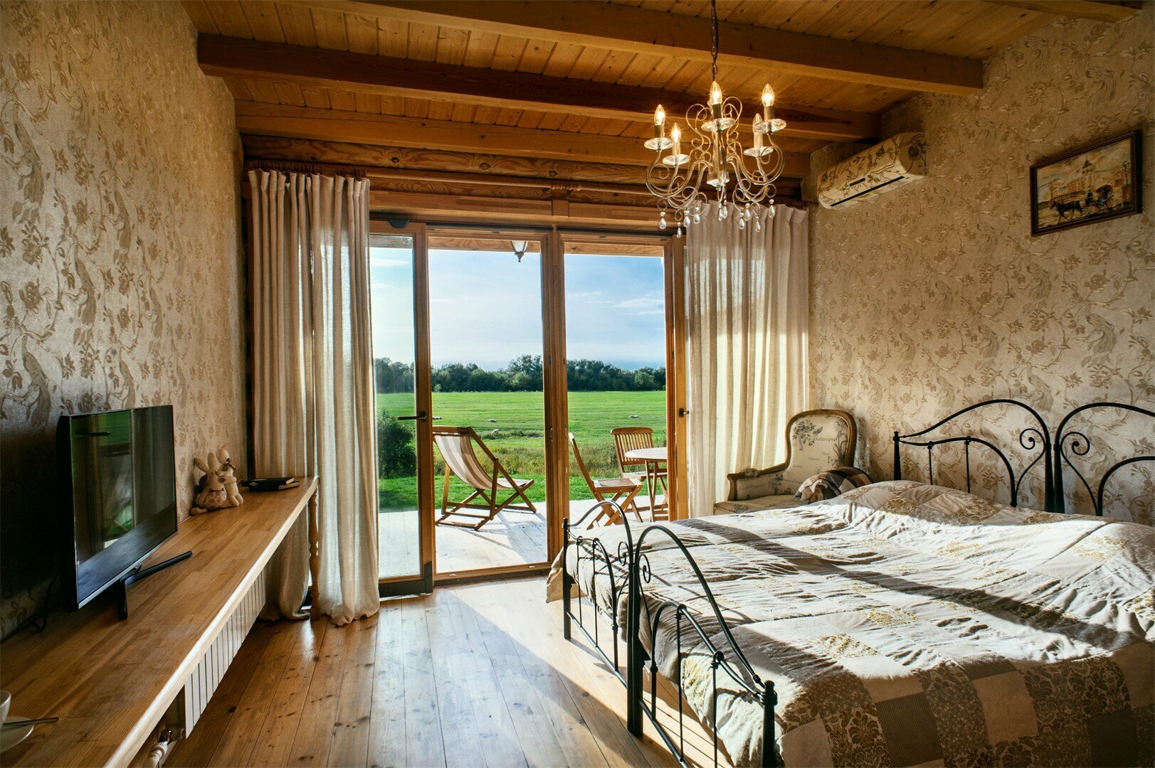 Номер с панорамными окнами в дворовой избе "Берёзки"