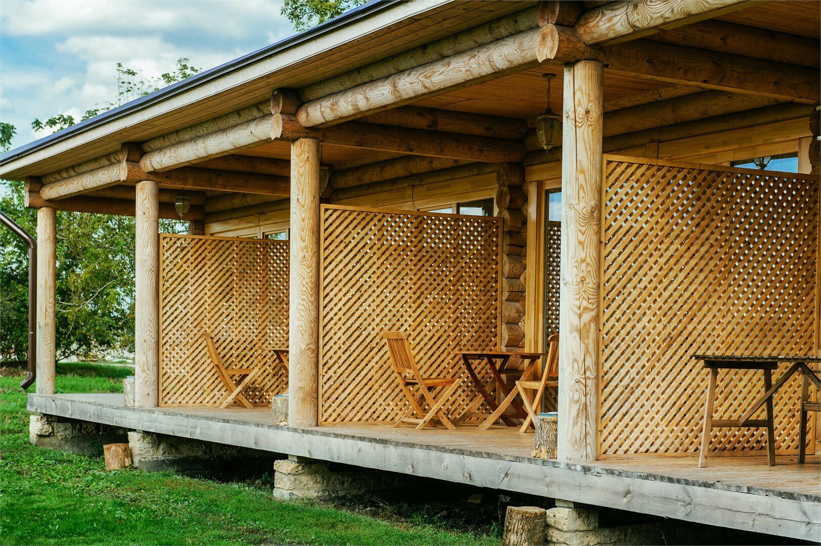 Номер с панорамными окнами в дворовой избе "Берёзки"