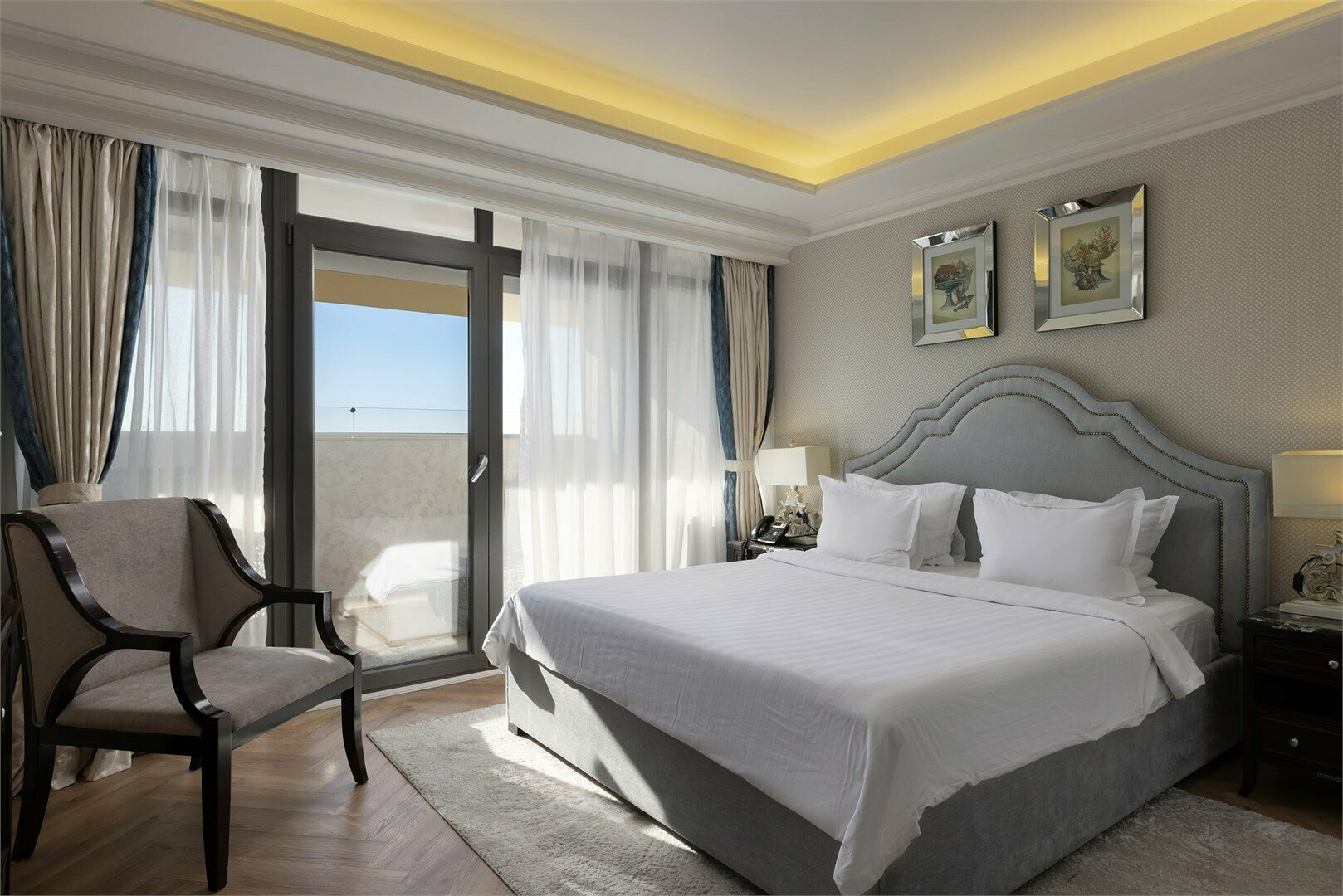 ДЕЛЮКС С ВИДОМ НА МОРСКОЙ ПОРТ И БАЛКОНОМ