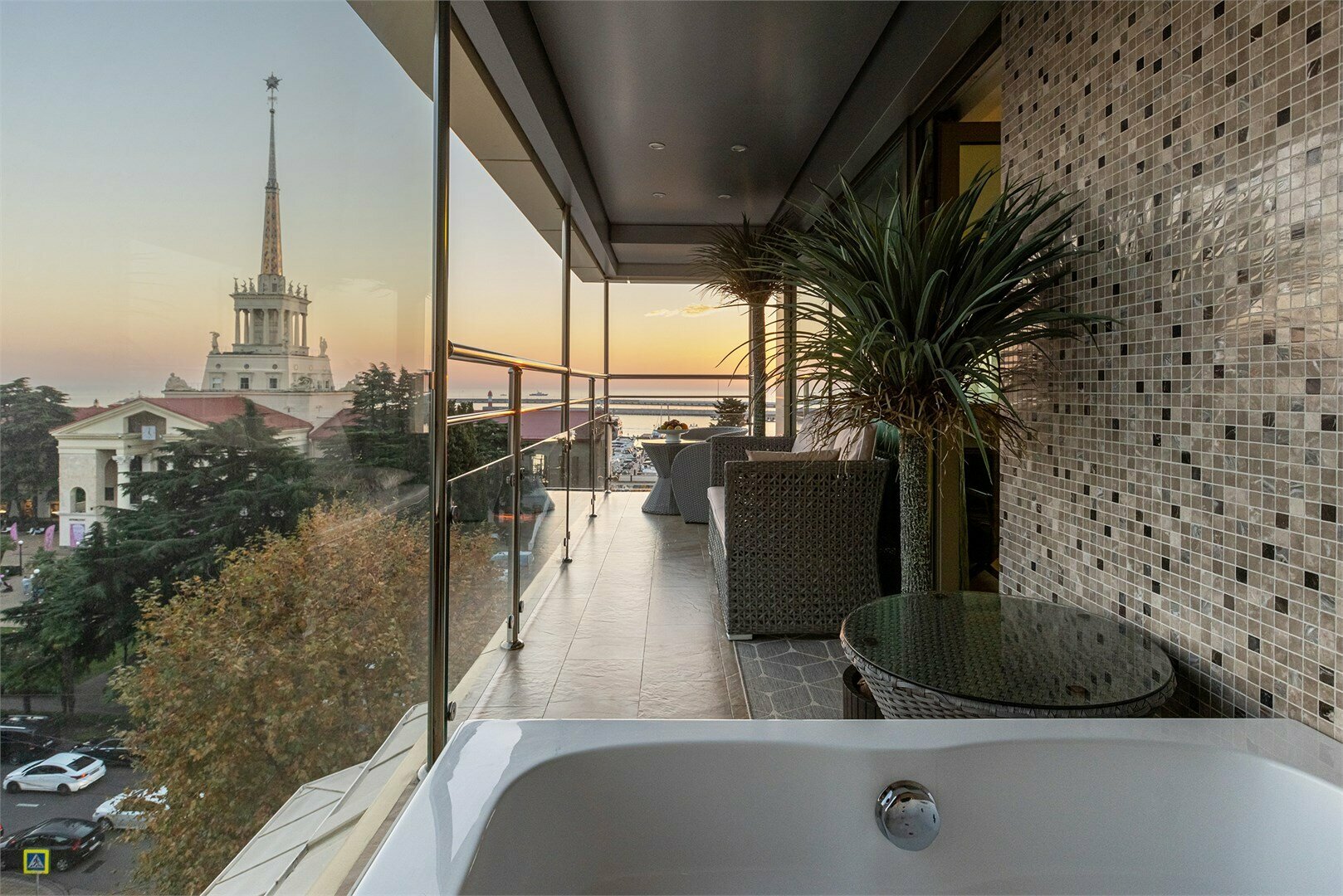 ДЕЛЮКС С ДЖАКУЗИ И ТЕРРАСОЙ