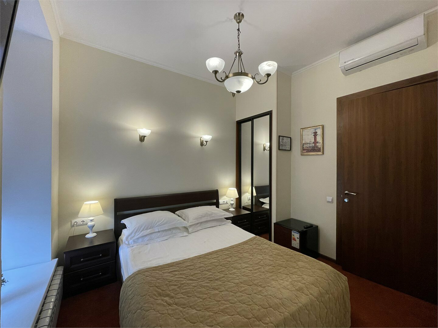 НЕБОЛЬШОЙ СТАНДАРТ с двуспальной кроватью, видом на Невский проспект/тихий дворик/уютными мансардными окнами