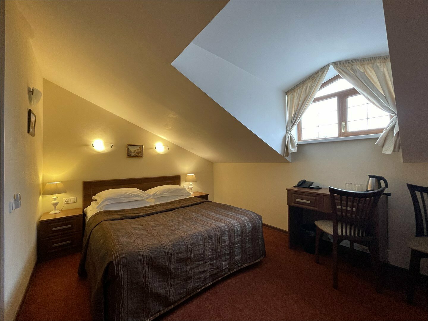 НЕБОЛЬШОЙ СТАНДАРТ с двуспальной кроватью, видом на Невский проспект/тихий дворик/уютными мансардными окнами