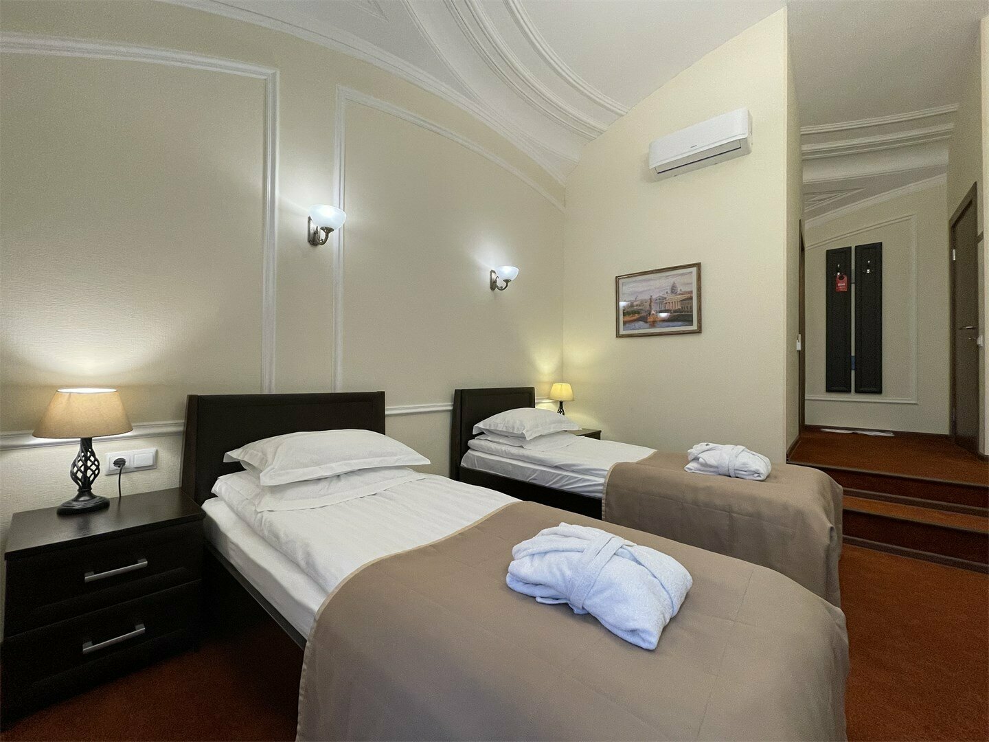 УЛУЧШЕННЫЙ просторный номер с 1 кроватью King-size или 2 односпальными  кроватями, прекрасным видом на Невский проспект или в тихий петербургский дворик