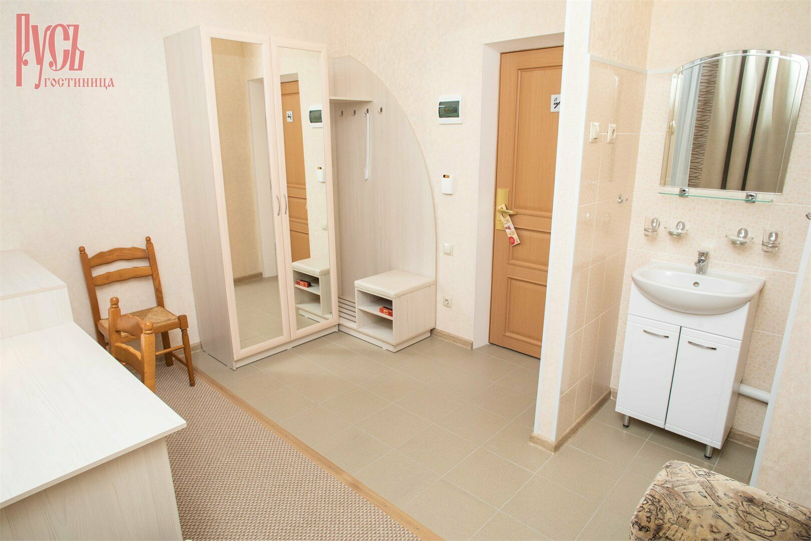 Двухместный номер с 2 отдельными кроватями и общей ванной комнатой